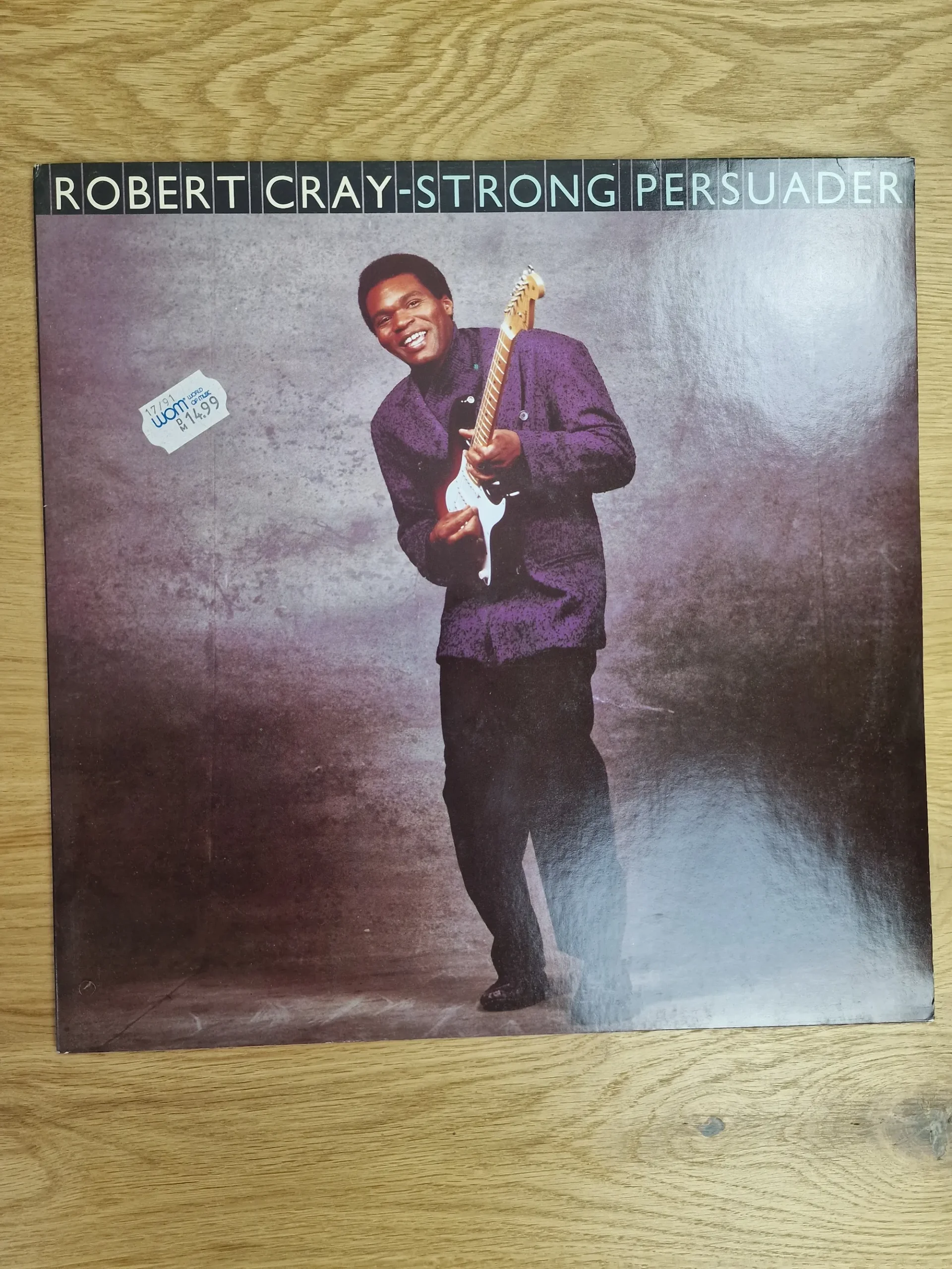 Vorderseite der Vinyl-Schallplatte Strong Persuader von Robert Cray mit Foto des Künstlers