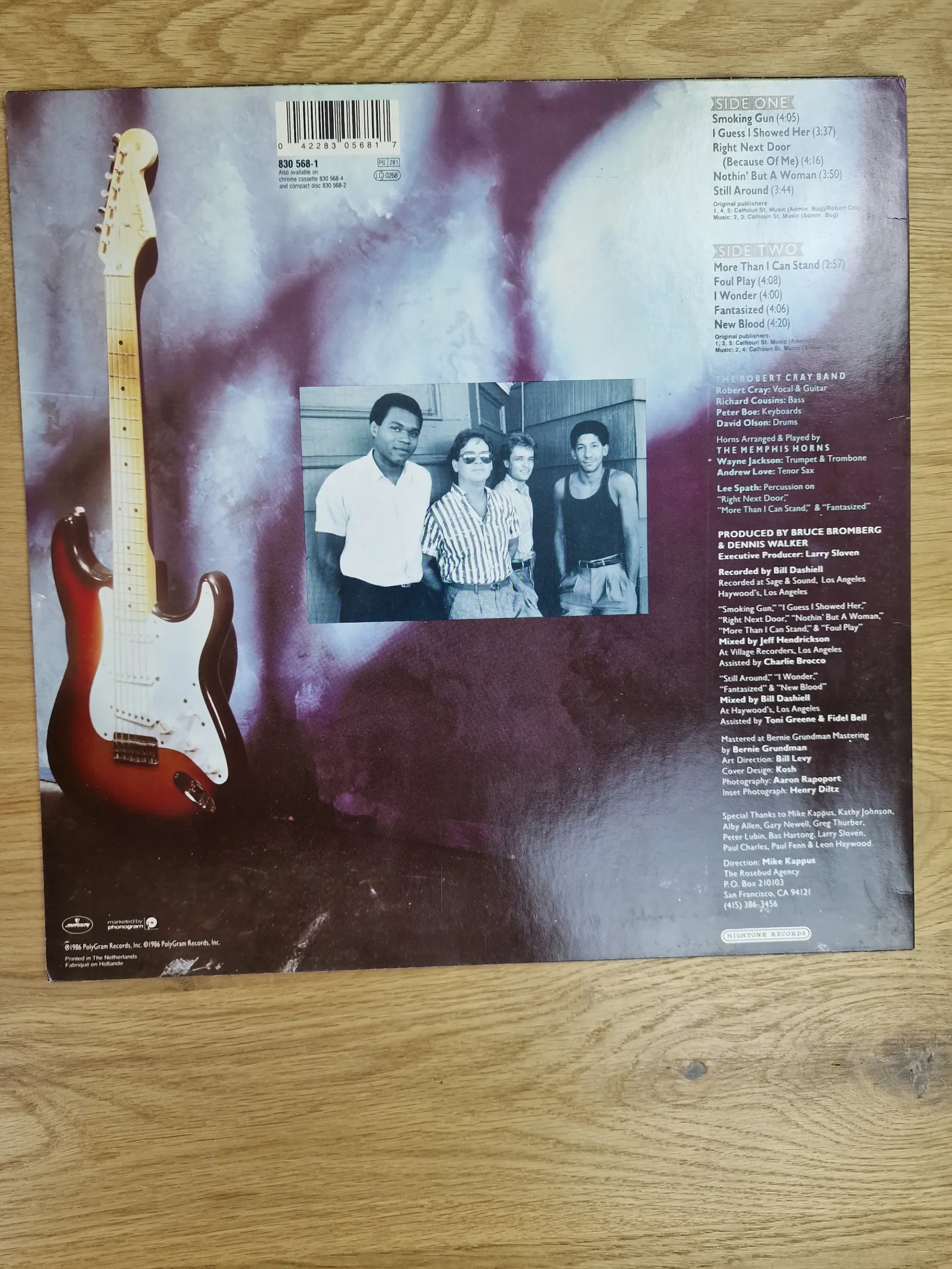 Rückseite der Vinyl-Schallplatte Strong Persuader von Robert Cray mit Trackliste, Bandfoto und Credits