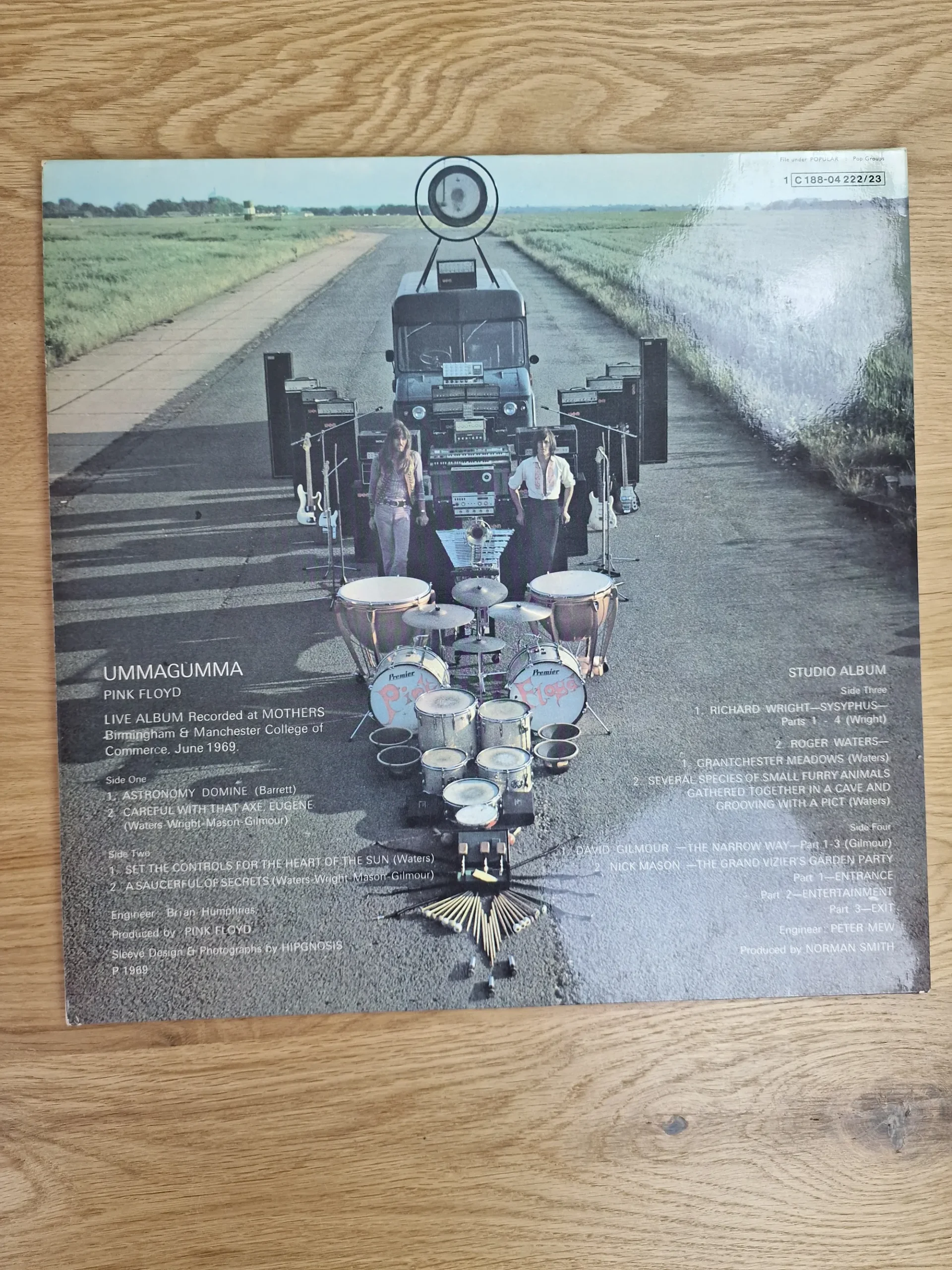 Rückseite des Pink Floyd Ummagumma Vinyl-Albums mit Equipment-Aufbau und Titelliste