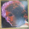 Frontcover der Schallplatte Bob Dylan At Budokan mit farbigem Porträt von Bob Dylan
