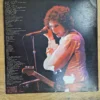 Rückseite der Vinyl-Hülle Bob Dylan At Budokan mit Tracklist, Besetzung und Konzertfoto