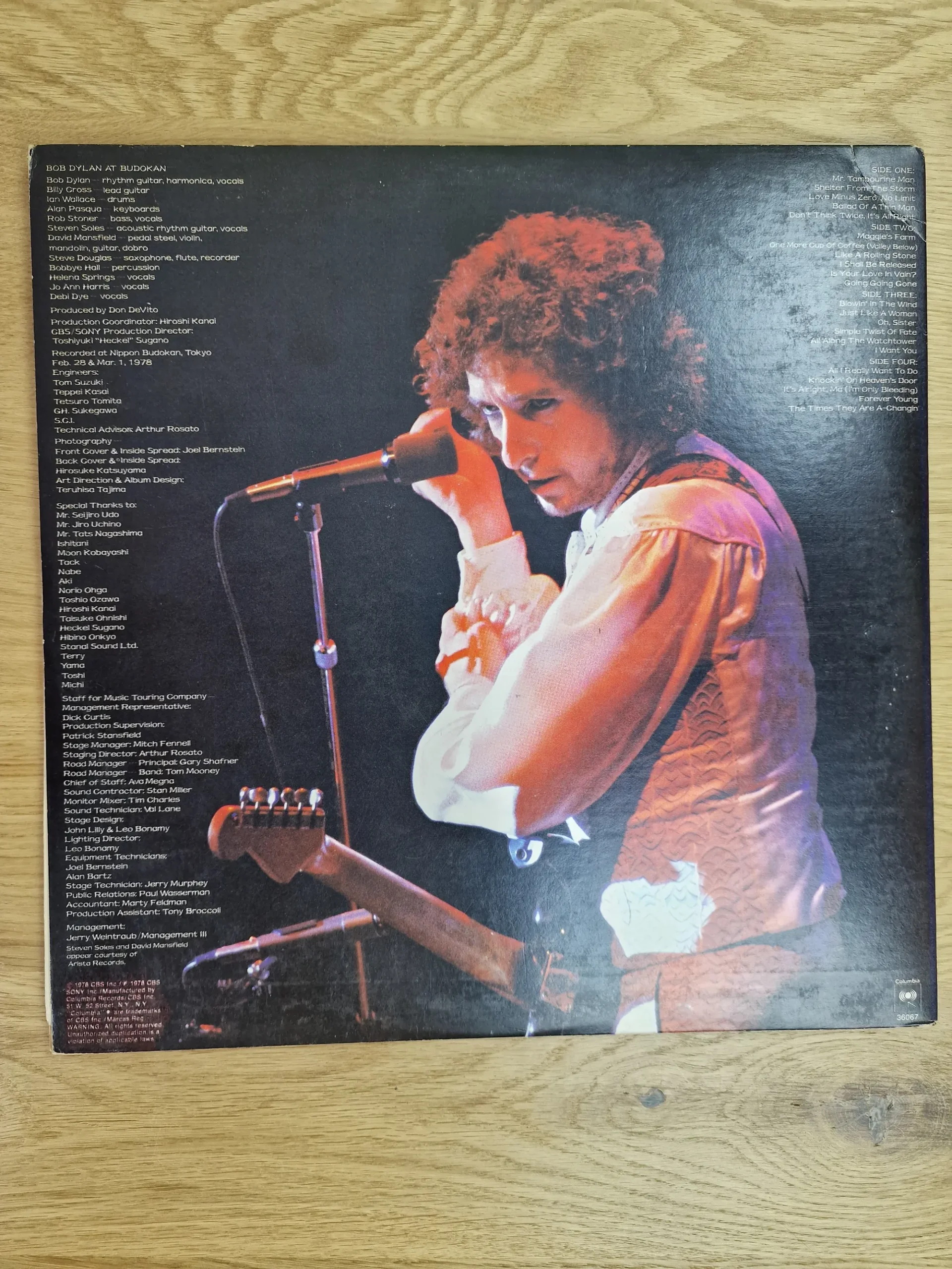 Rückseite der Vinyl-Hülle Bob Dylan At Budokan mit Tracklist, Besetzung und Konzertfoto