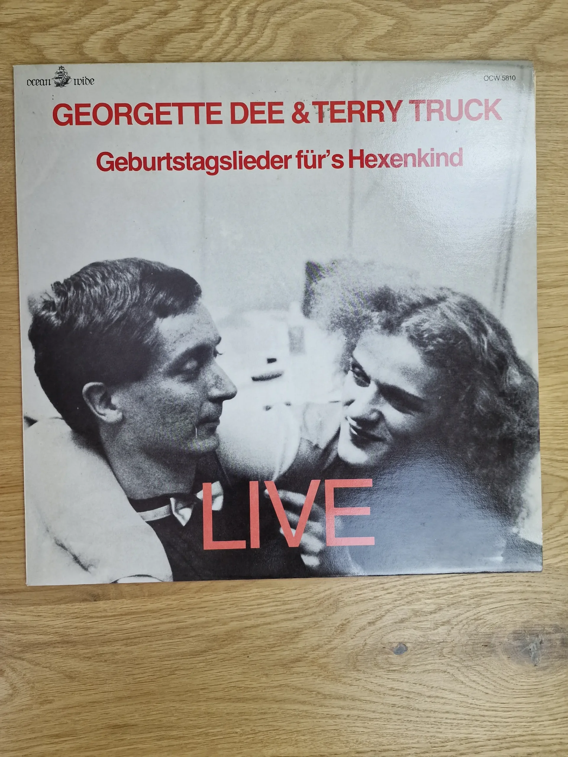 Vorderseite der Vinyl-Schallplatte Geburtstagslieder für's Hexenkind LIVE von Georgette Dee & Terry Truck