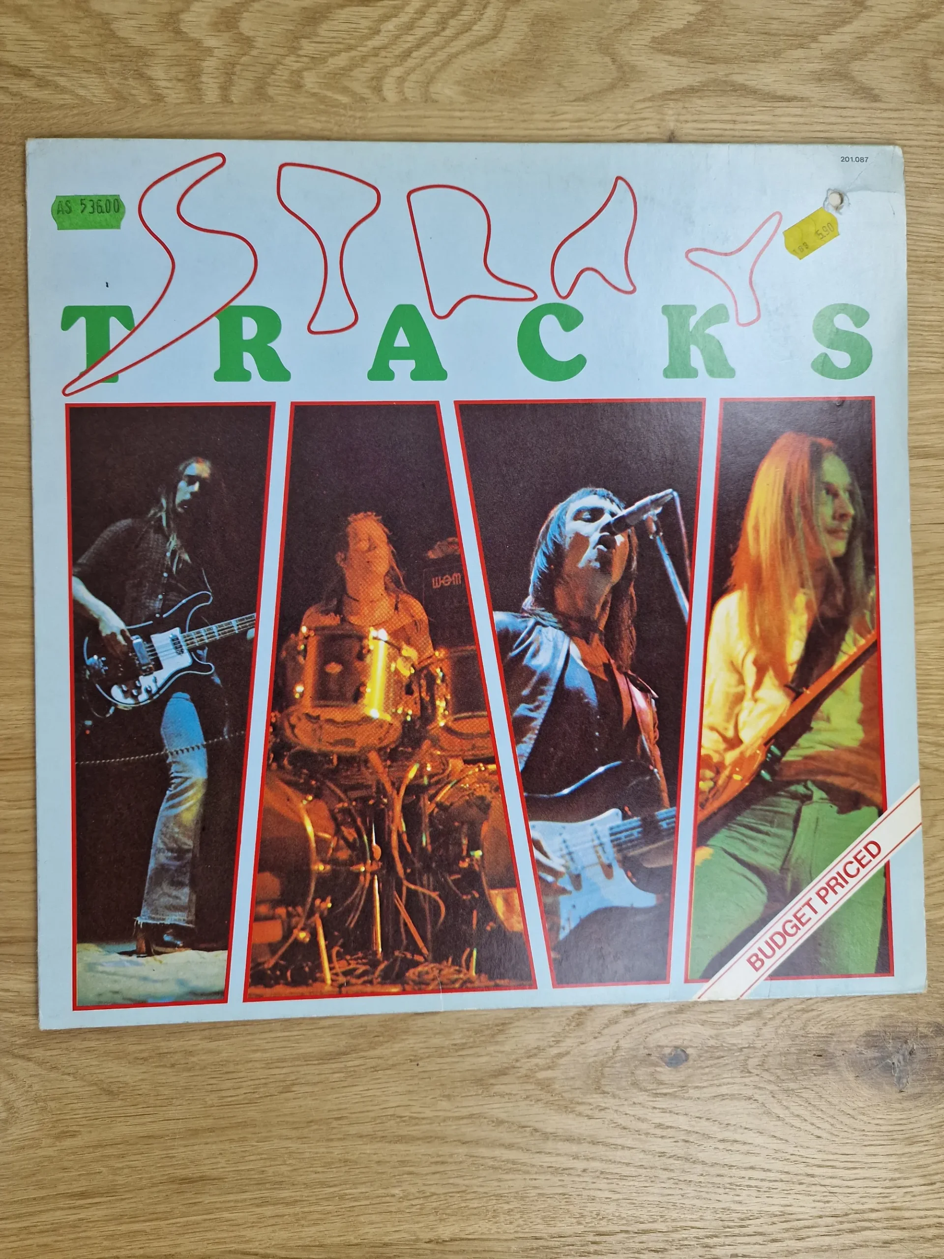 Vorderseite der Stray Tracks Vinyl LP Schallplatte mit Live-Fotos der Band