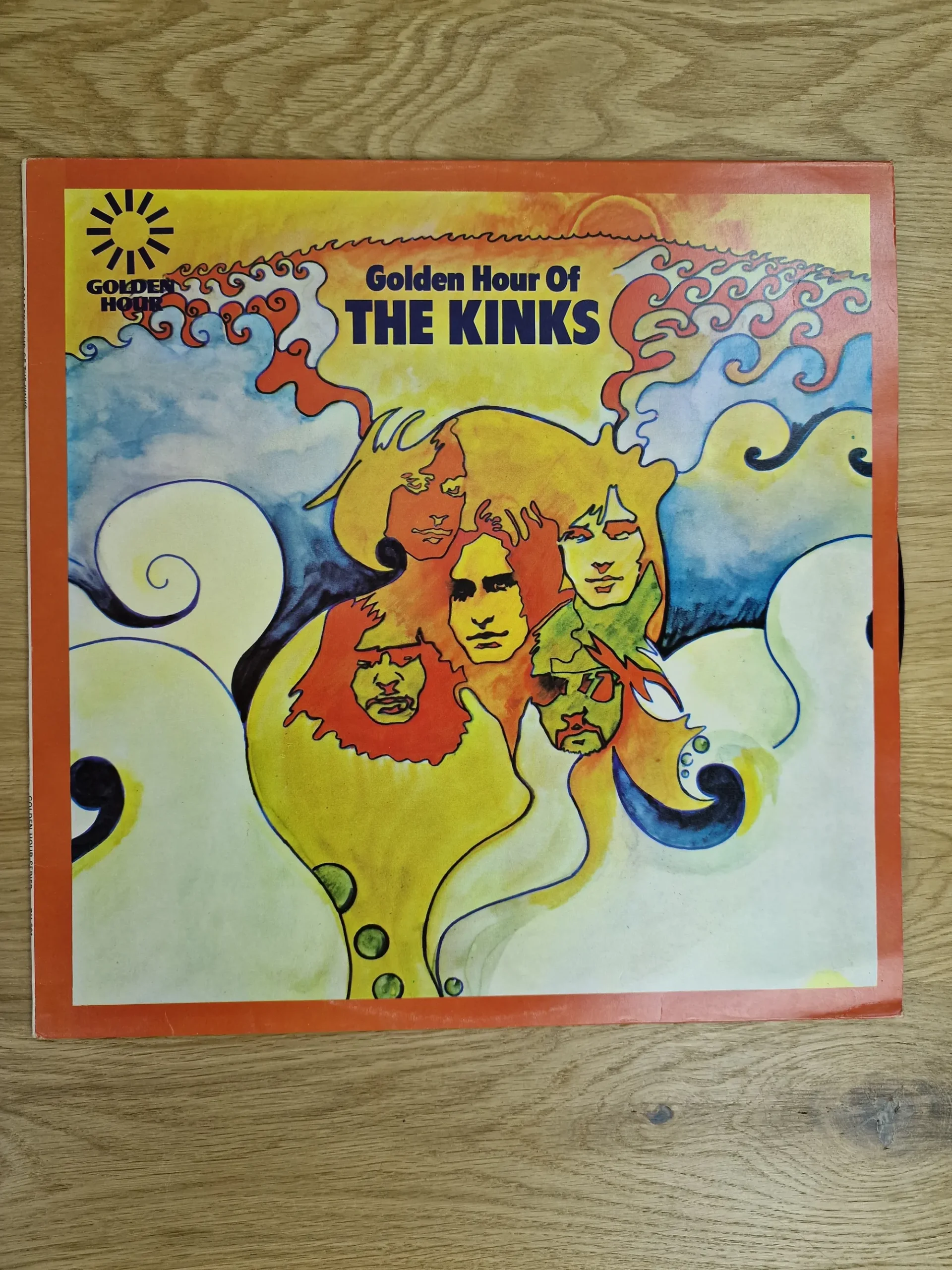 Vorderseite der Vinyl-Schallplatte Golden Hour Of The Kinks mit buntem psychedelischem Band-Porträt