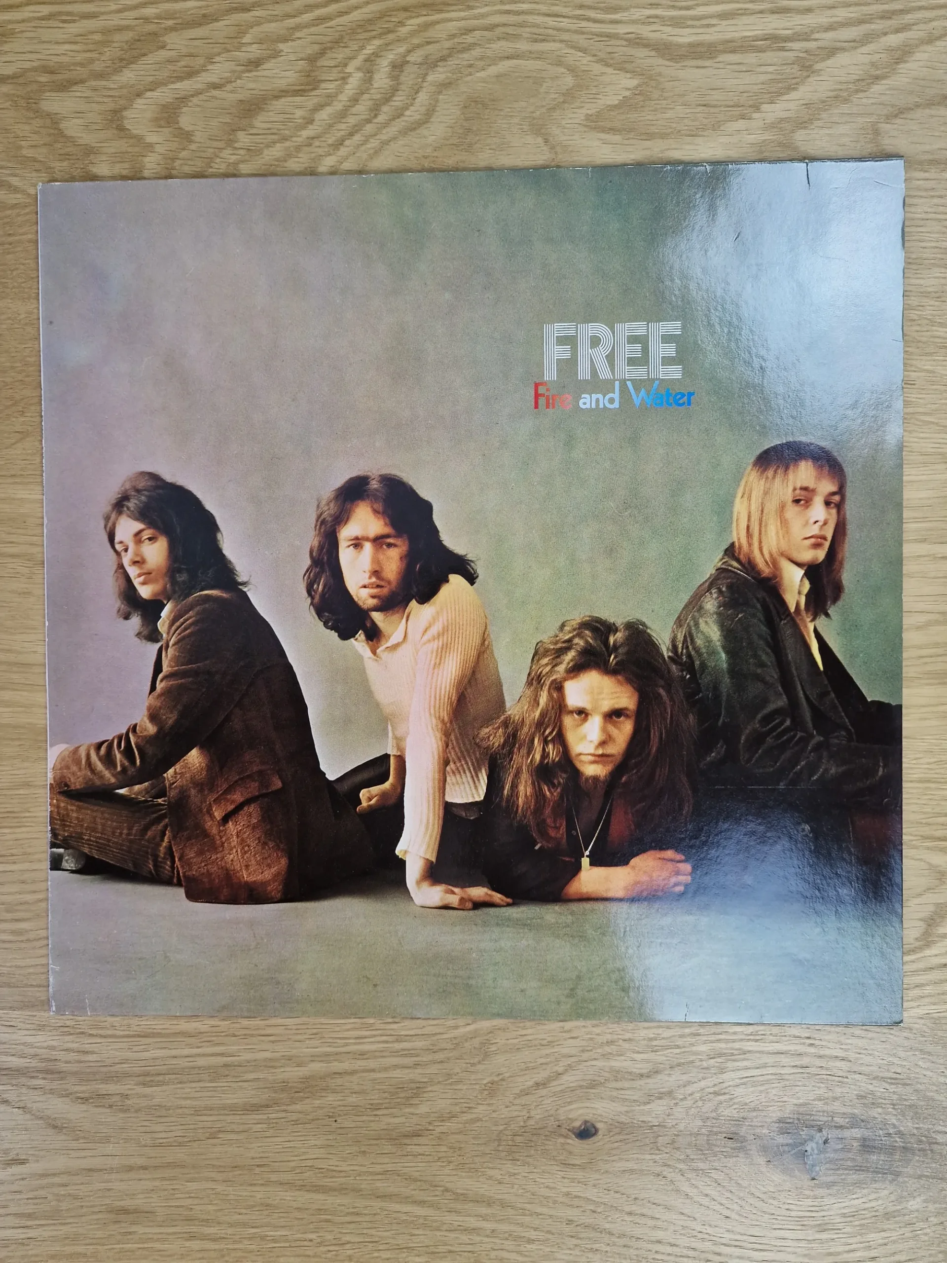 Vorderseite des Vinyl-Albumcovers Free Fire and Water mit Bandporträt der Musiker