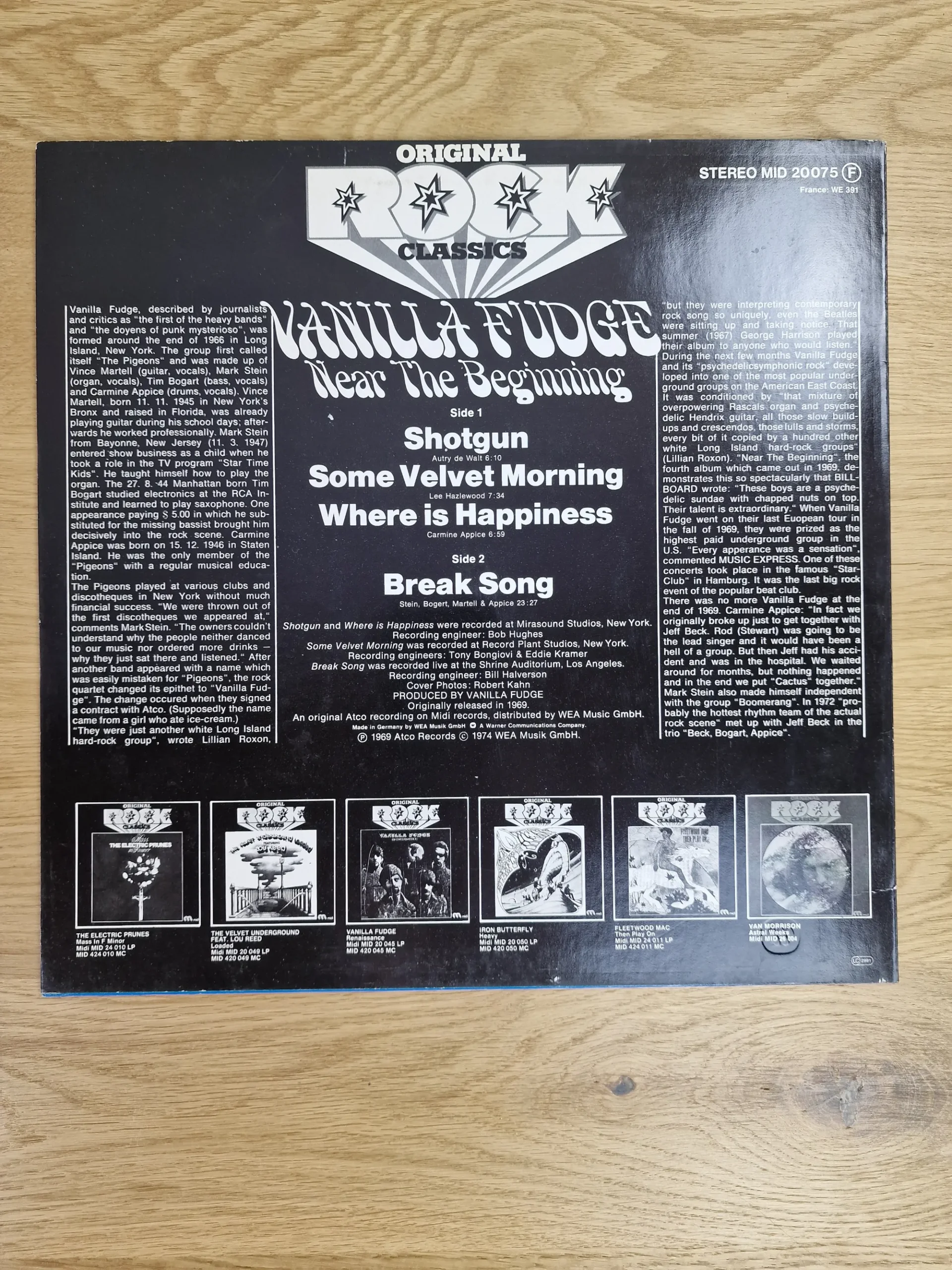 Rückseite der Schallplattenhülle Near The Beginning von Vanilla Fudge mit Tracklist und Bandbiografie