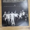 Rückseite der Vinyl-Schallplatte Harry Chapin Legends Of The Lost And Found mit Bandfoto und Titelliste