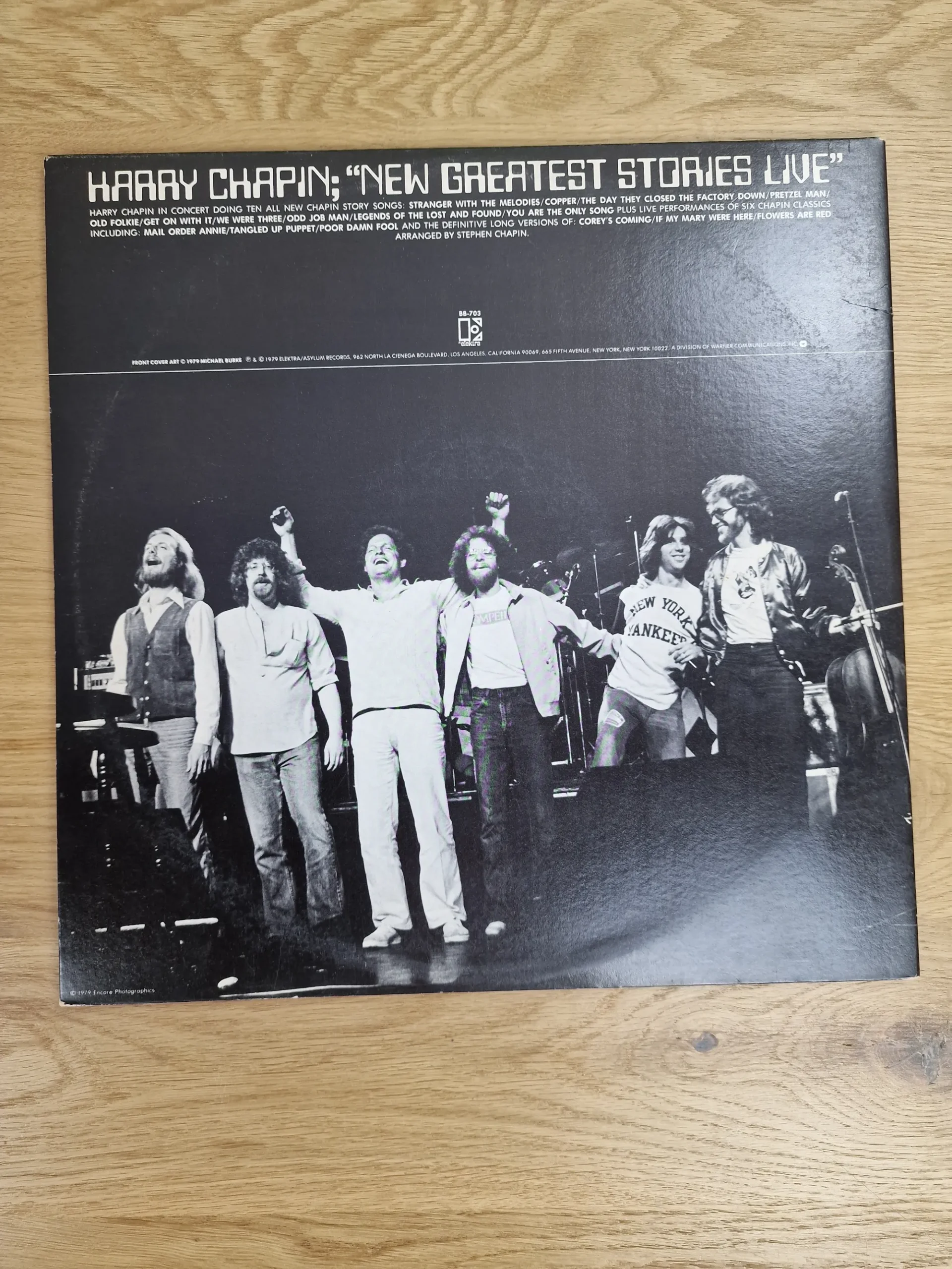 Rückseite der Vinyl-Schallplatte Harry Chapin Legends Of The Lost And Found mit Bandfoto und Titelliste