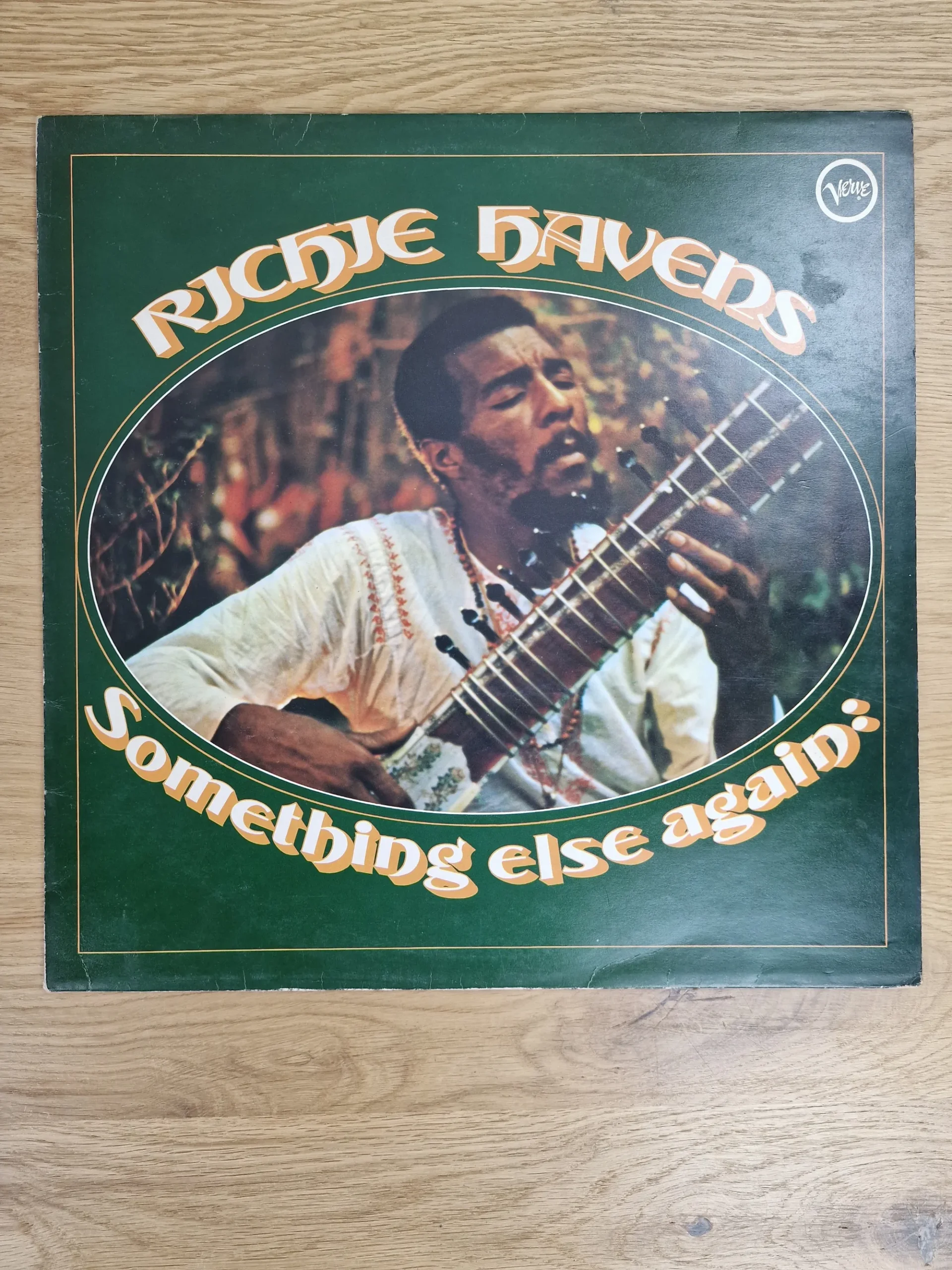 Vorderseite des Vinyl-Sleeve-Covers Richie Havens - Somethin' Else Again mit Sitar-Portrait