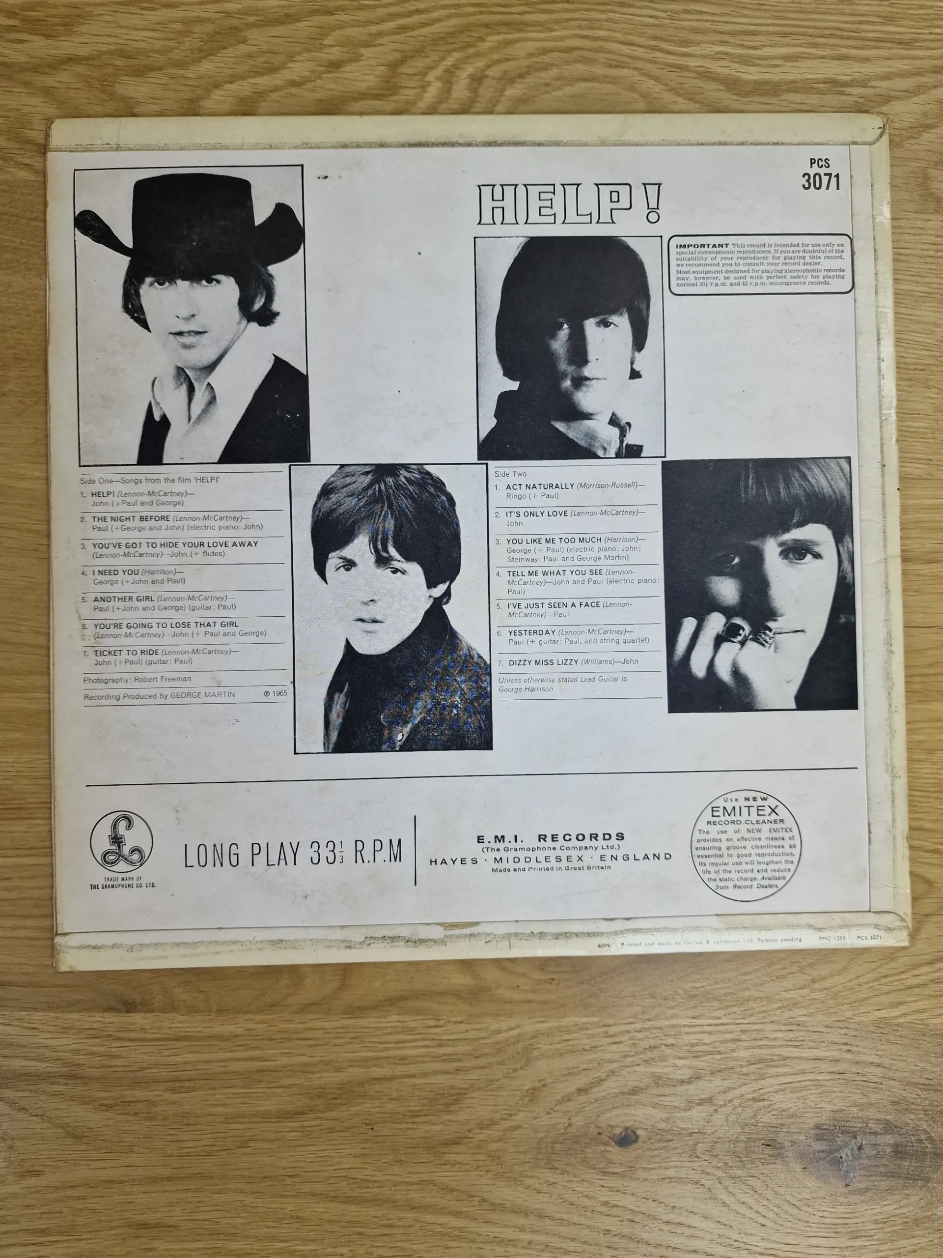 Rückseite der Beatles Help! Vinyl-Hülle mit Trackliste und Porträts der Bandmitglieder