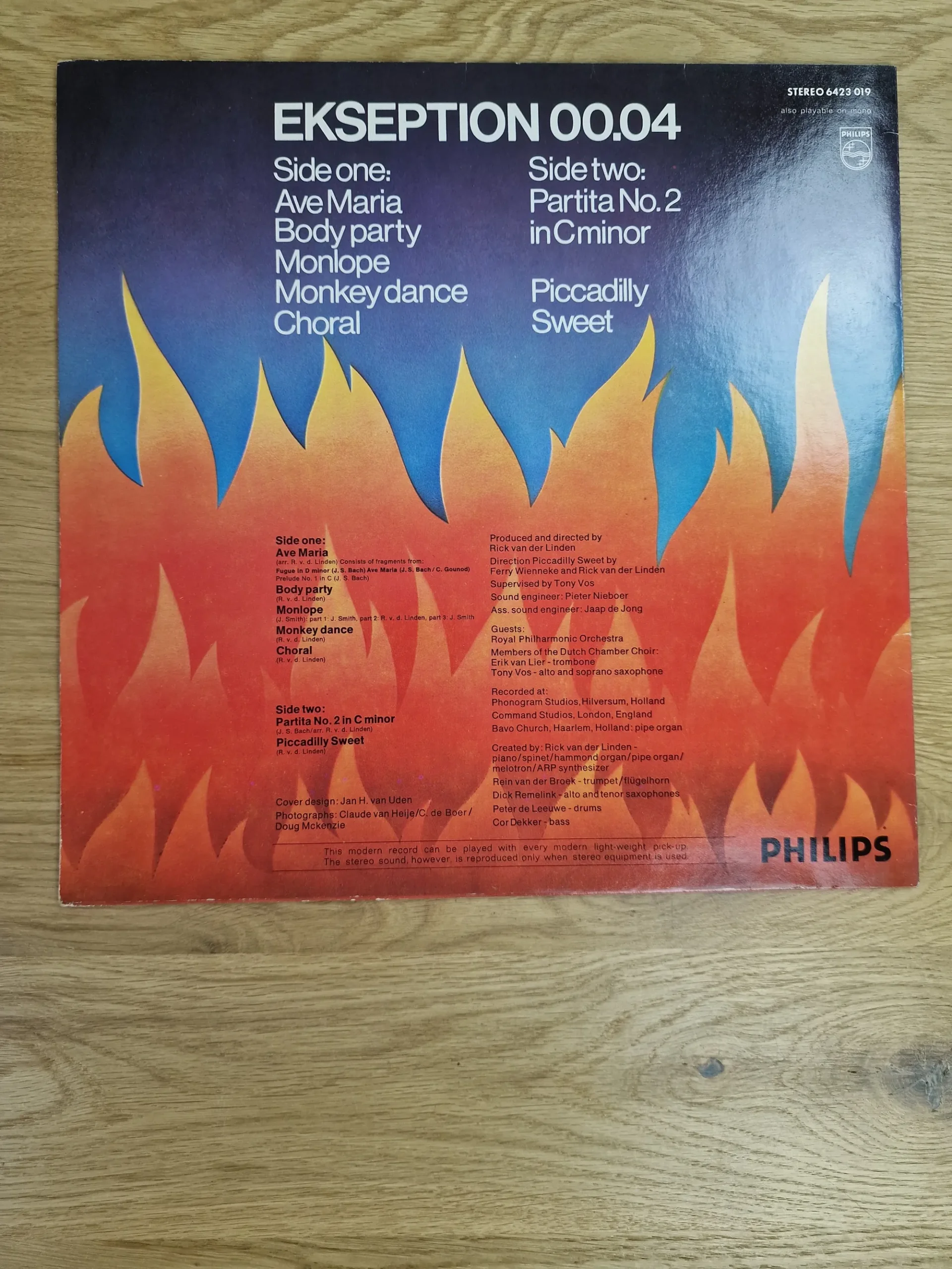 ekseption-00-04-vinyl-lp-rueckseite-tracklist Rückseite der Ekseption 00.04 Vinyl Hülle mit Songübersicht und Album-Credits