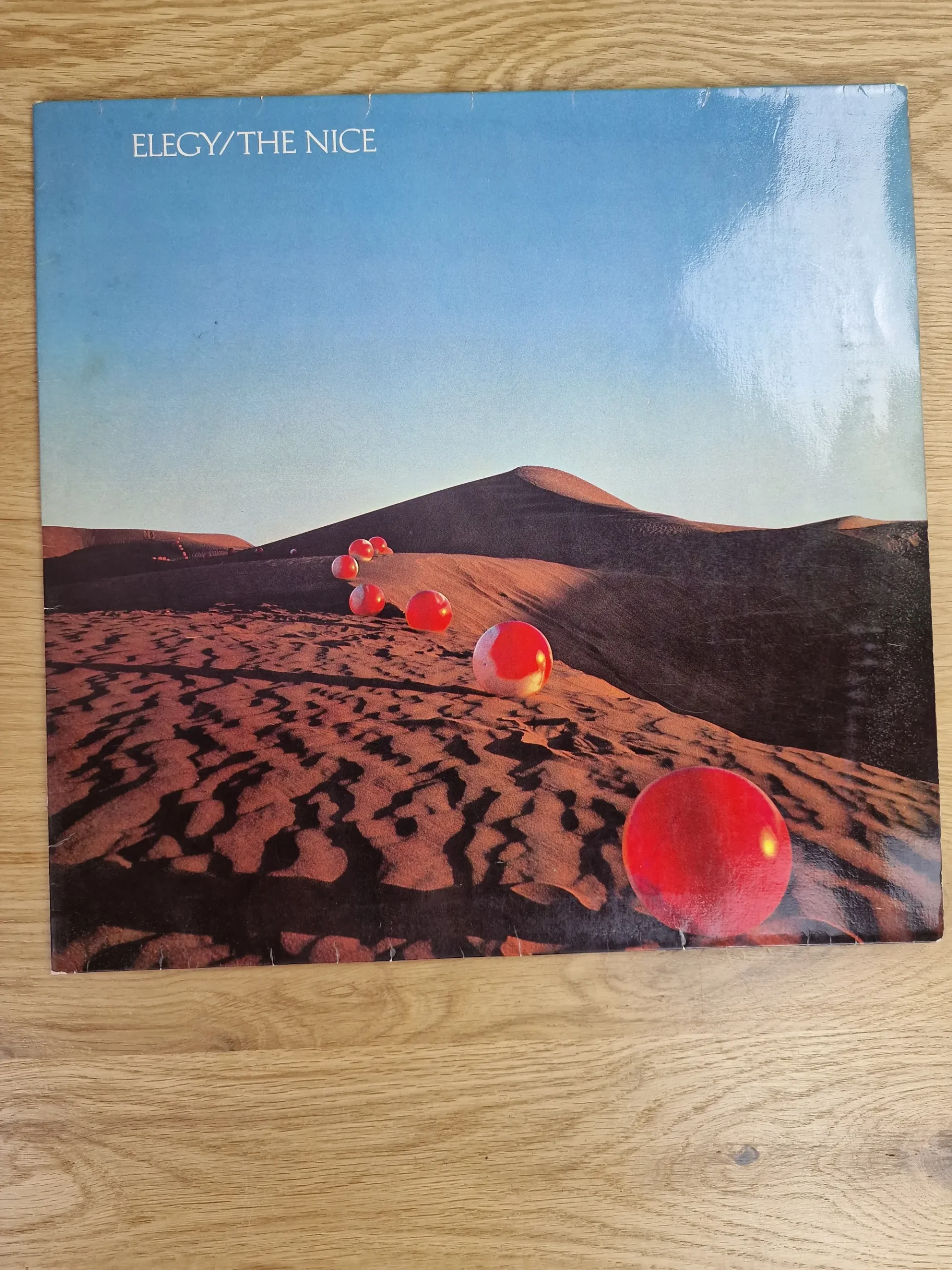 Vorderseite des Vinyl-Albums Elegy von The Nice mit roten Kugeln in der Wüste