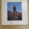 pink-floyd-wish-you-were-here-vinyl-club-sonderauflage-back Rückseite des Schallplatten-Covers Pink Floyd Wish You Were Here mit Wüsten-Motiv und Katalognummer