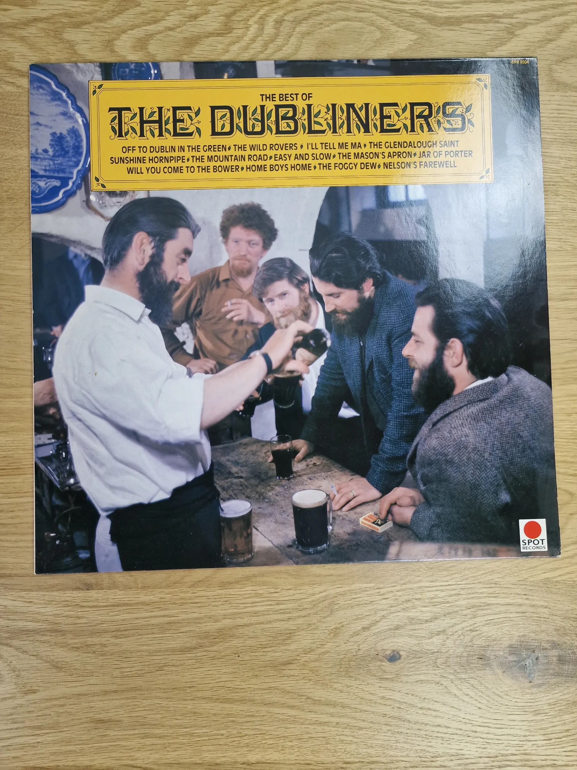 Vorderseite der Vinyl-Schallplatte The Best of The Dubliners mit Bandfoto im Pub
