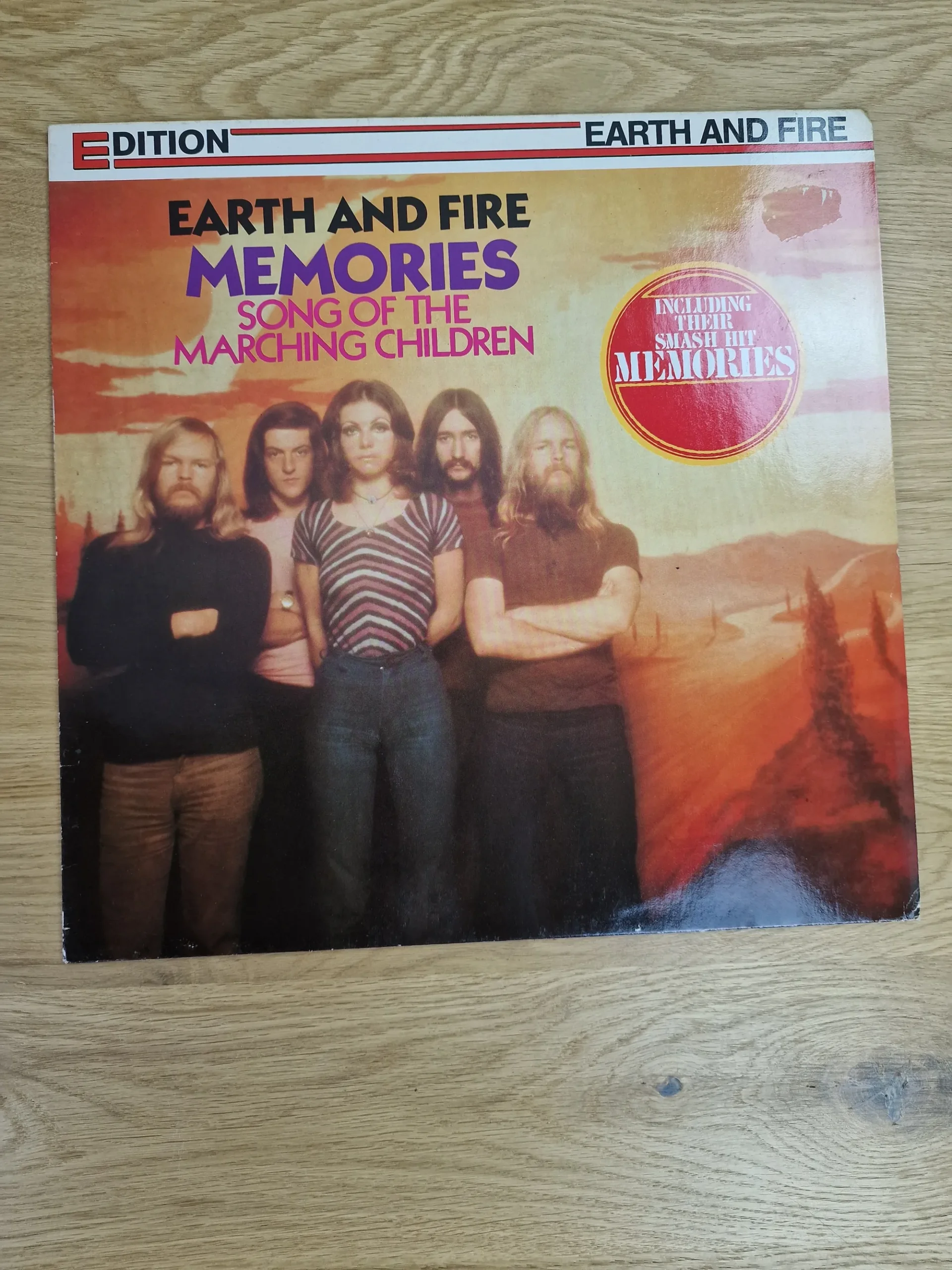 Vorderseite der Vinyl-Schallplatte Earth and Fire - Memories Song Of The Marching Children mit Bandfoto