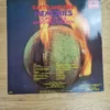 Rückseite des Albumcovers von Earth and Fire mit Trackliste und brennendem Globus-Motiv
