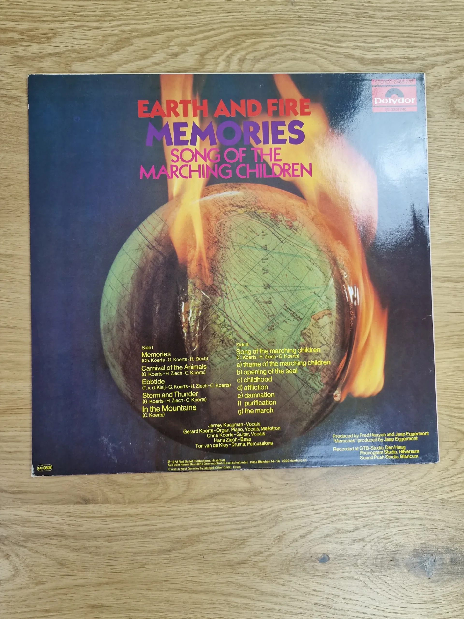 Rückseite des Albumcovers von Earth and Fire mit Trackliste und brennendem Globus-Motiv