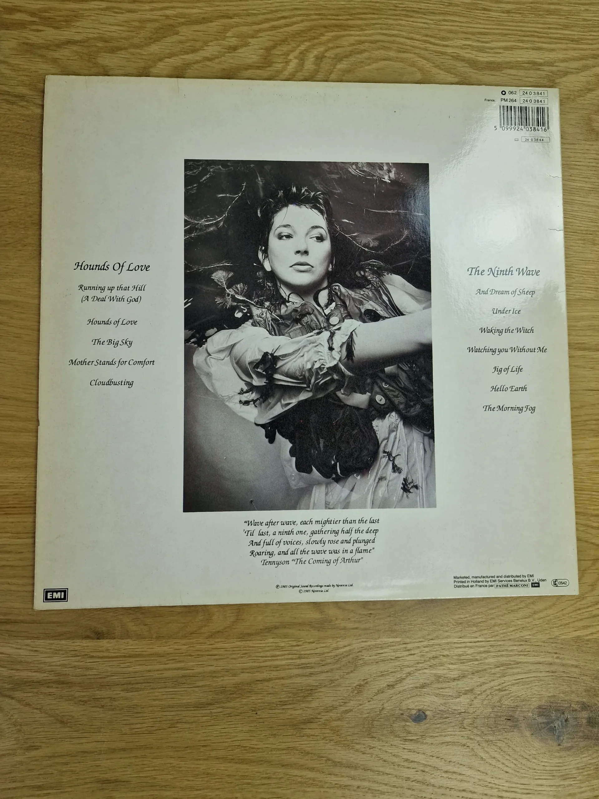 Rückseite des Vinyl-Covers Hounds Of Love von Kate Bush mit kompletter Titelliste und Barcode