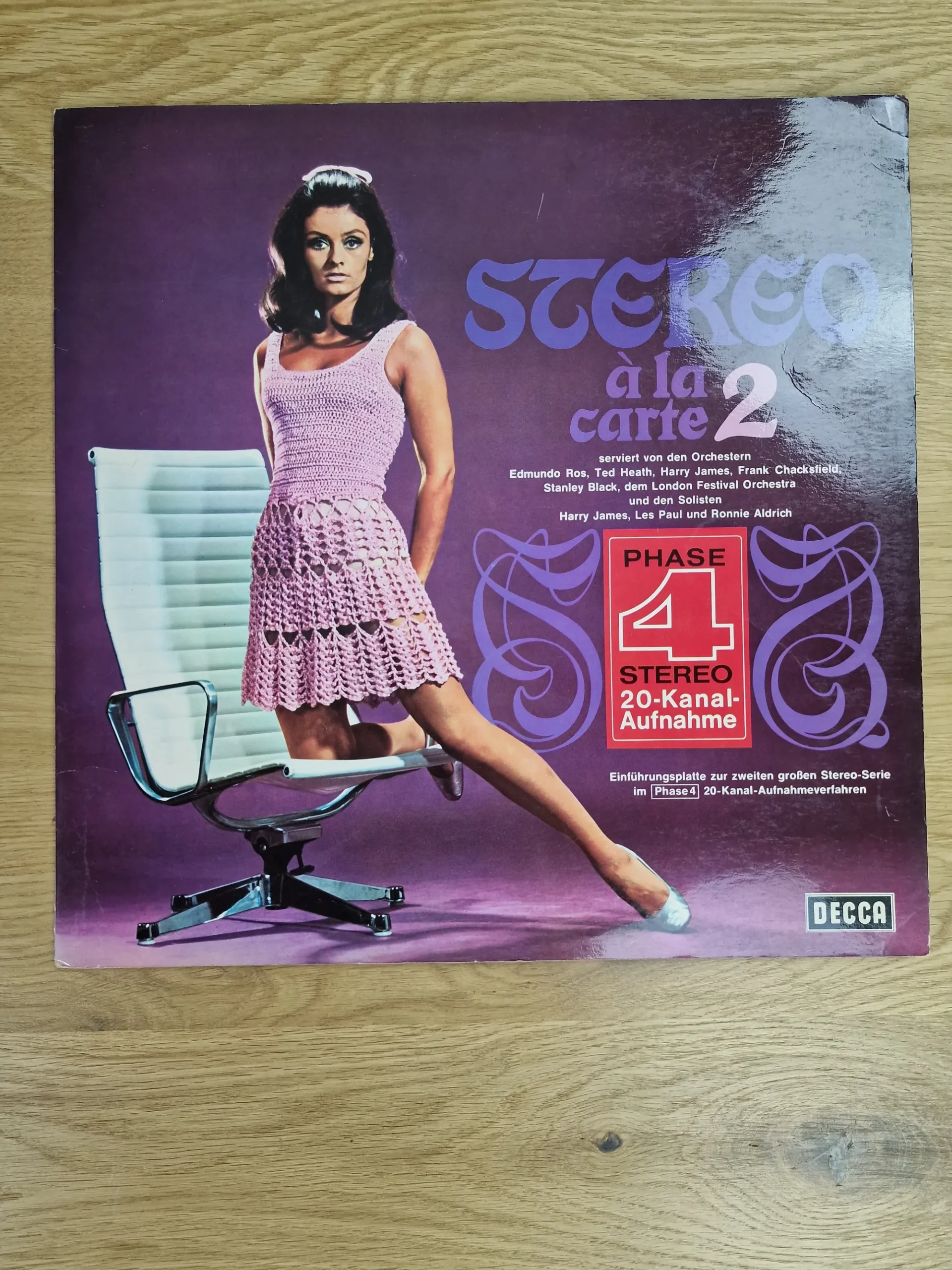 Frontcover der Vinyl-Schallplatte Stereo à la Carte Vol. 2 von Decca Phase 4 Stereo mit Retro-Motiv einer Frau auf einem Bürostuhl