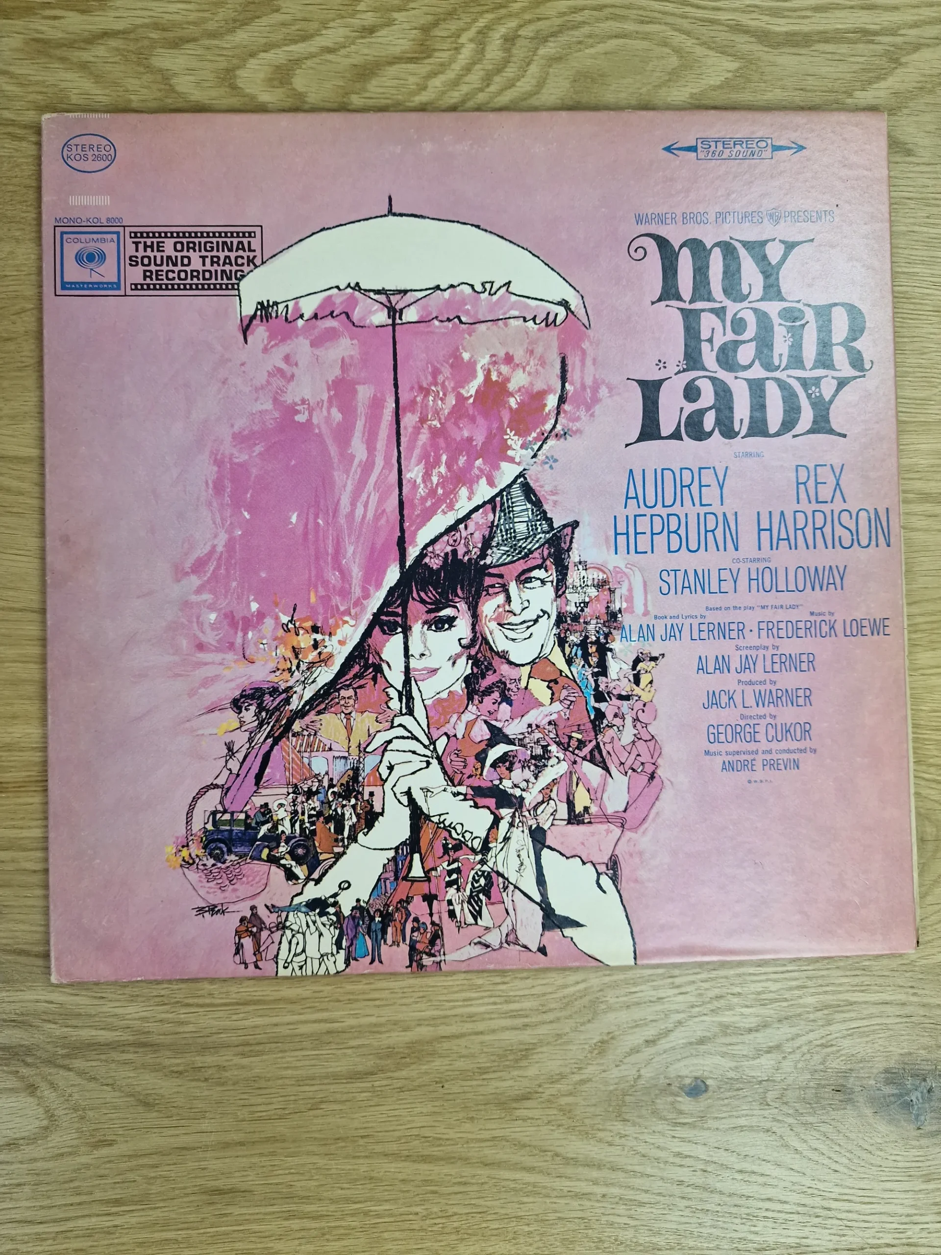 Vorderseite der My Fair Lady Vinyl-Schallplatte mit rosa gezeichnetem Cover-Motiv von Audrey Hepburn und Rex Harrison