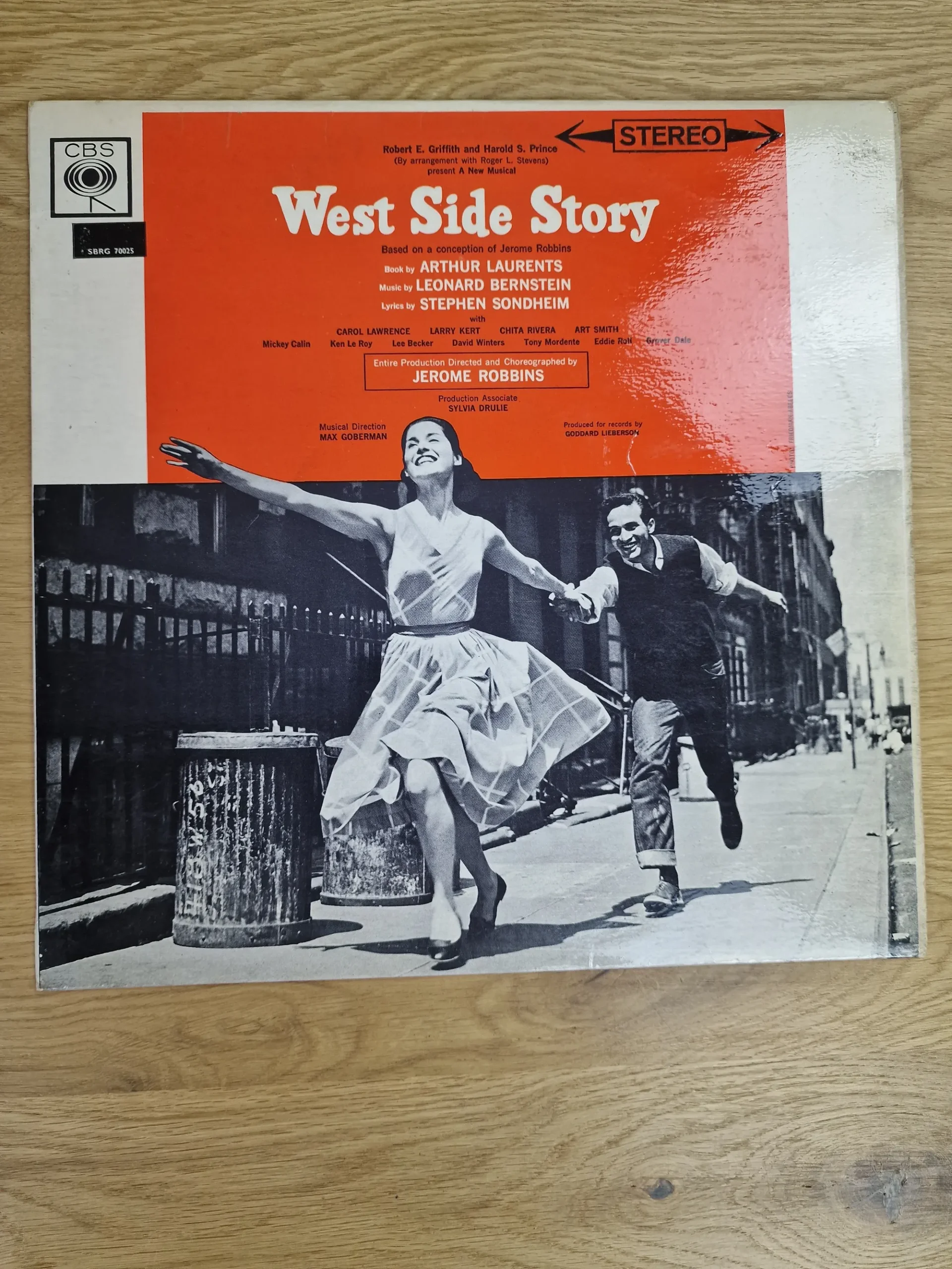 Vorderseite des West Side Story Vinyl Album Covers mit Tanzpaar und rot-schwarzem Design