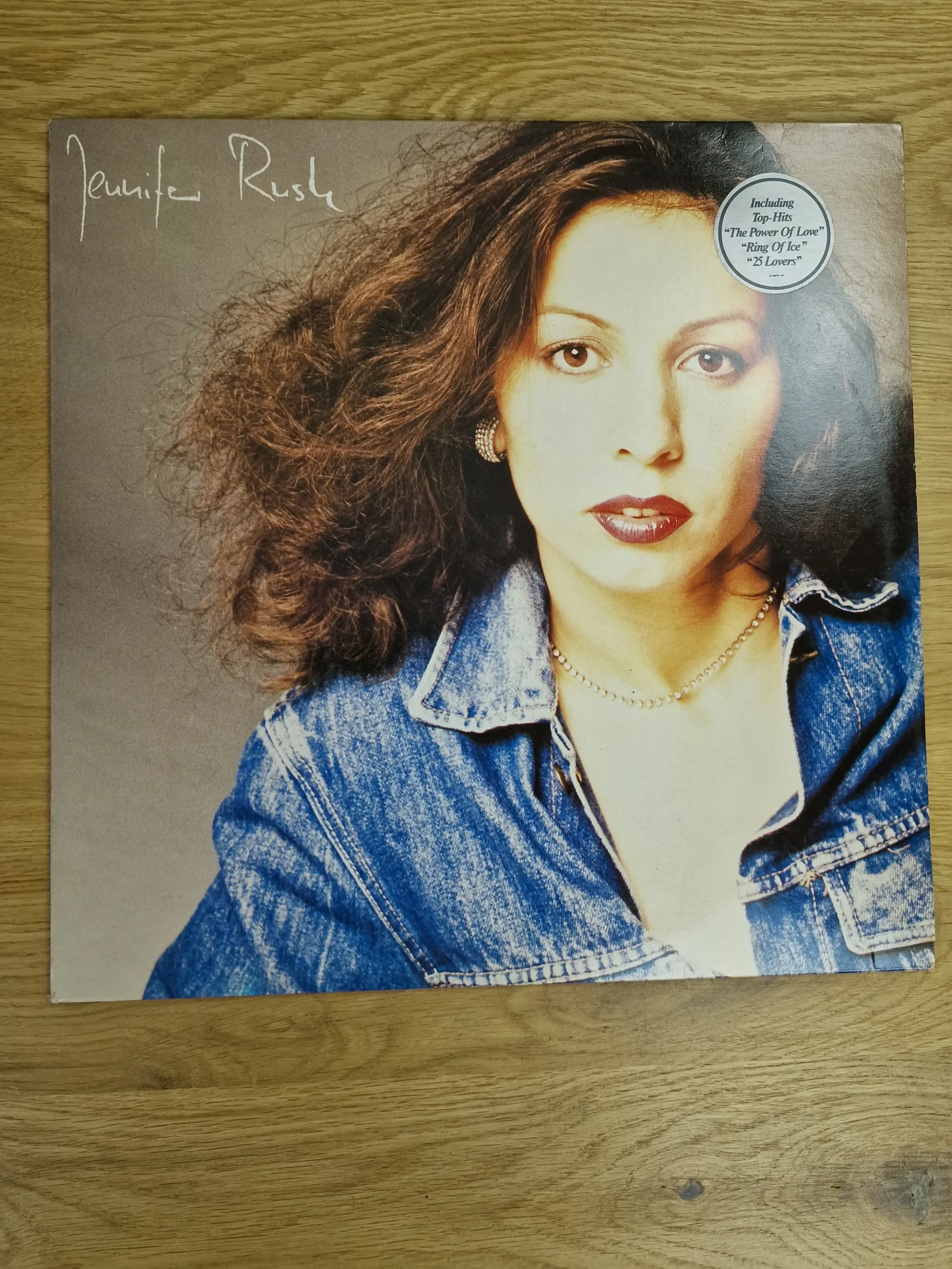Vorderseite der Jennifer Rush Vinyl LP Schallplattenhülle mit Portrait der Sängerin und Hype-Sticker