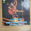 Vorderseite des Vinyl-Sleeve Cover von Alvin Lee Ten Years After At Their Best mit Foto von Alvin Lee auf der Bühne