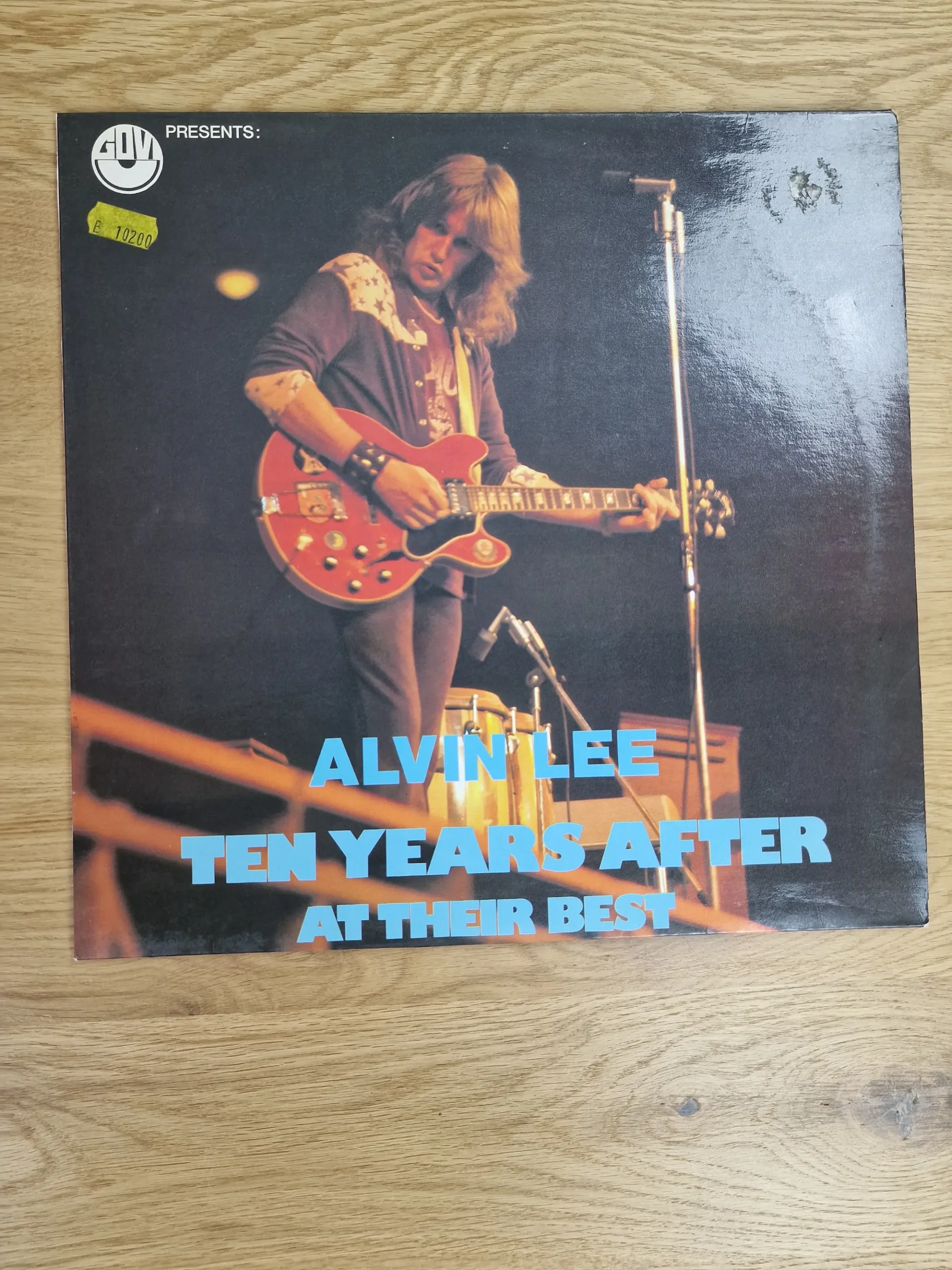 Vorderseite des Vinyl-Sleeve Cover von Alvin Lee Ten Years After At Their Best mit Foto von Alvin Lee auf der Bühne