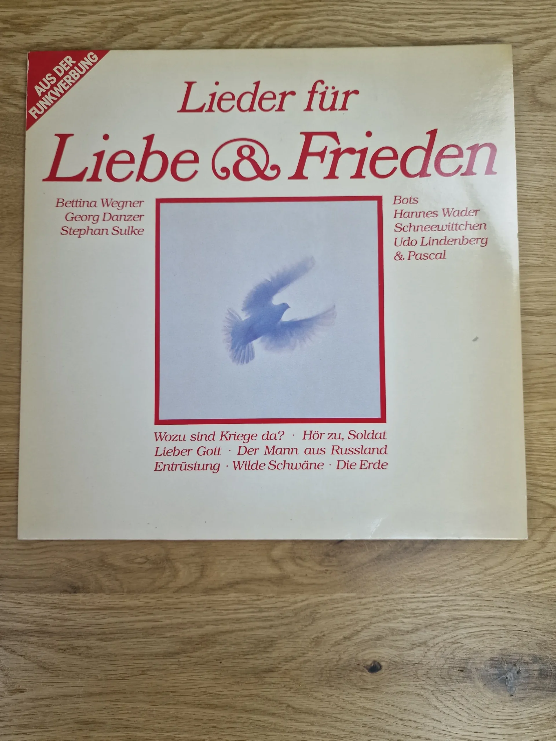 Vorderseite der Vinyl LP Lieder für Liebe und Frieden mit Friedenstauben-Motiv