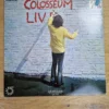 Rückseite der Colosseum Live Schallplatte mit Künstler beim Malen des Covers und Castle Classics Logo