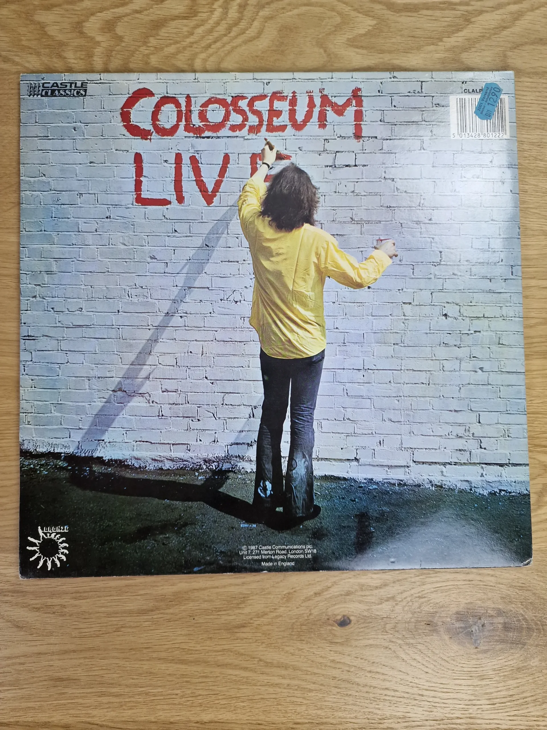 Rückseite der Colosseum Live Schallplatte mit Künstler beim Malen des Covers und Castle Classics Logo