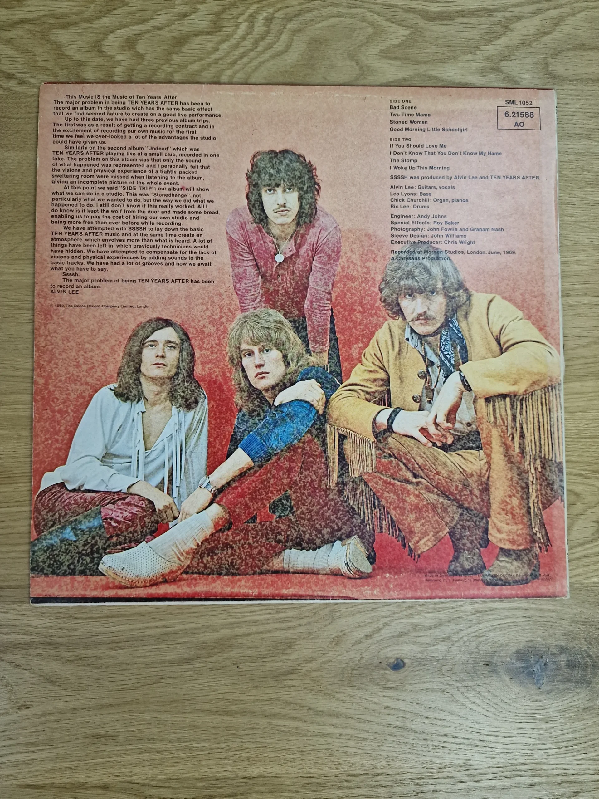 Cover-Rückseite der Schallplatte Ssssh. von Ten Years After mit Bandfoto und Tracklist