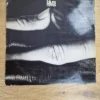 Blues News Schallplatte Schwarz-Weiß Artwork mit Hände-Motiv