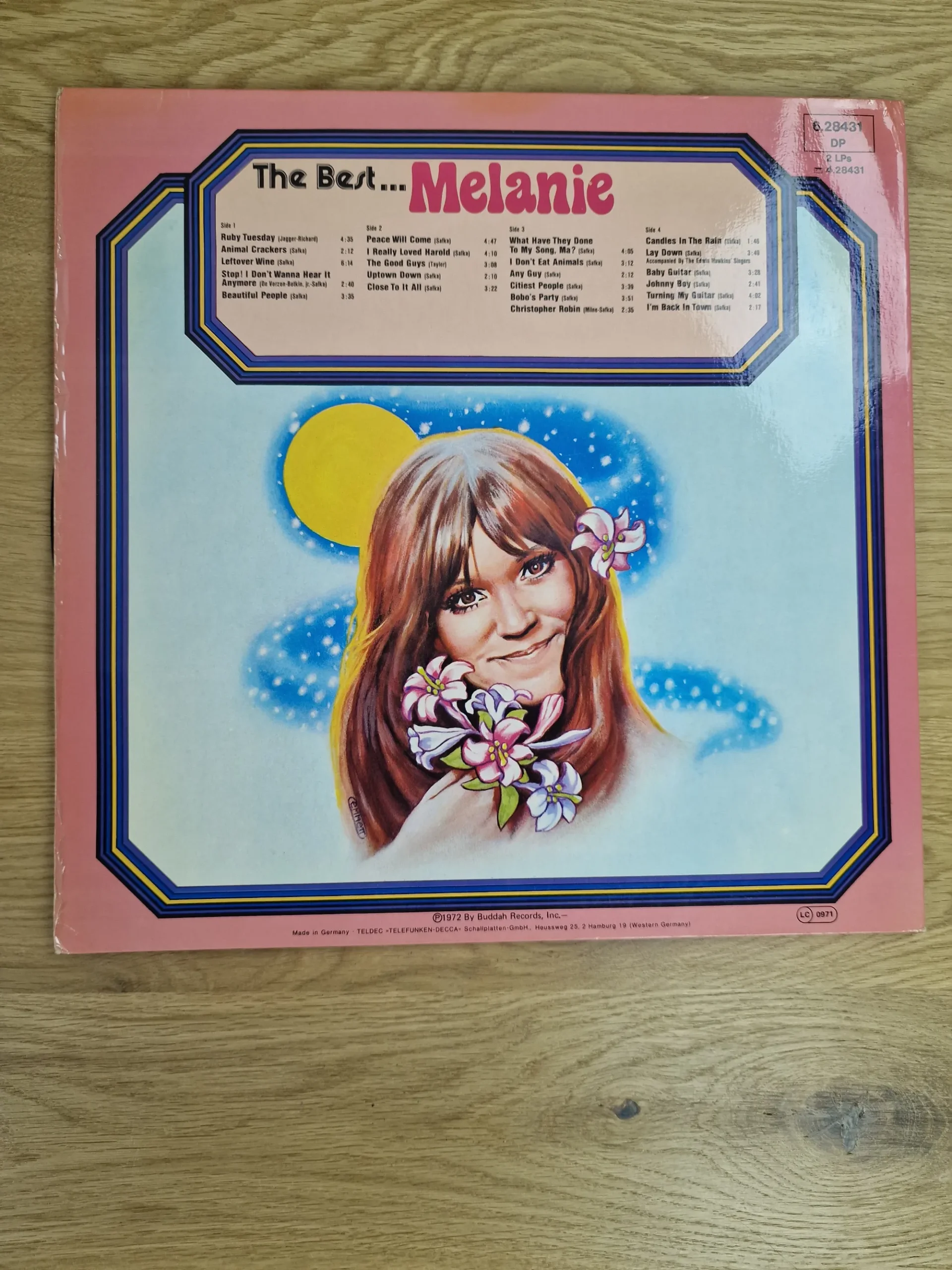 Rückseite der Vinyl Hülle The Best... Melanie mit vollständiger Trackliste aller 4 Seiten und bunter Illustration