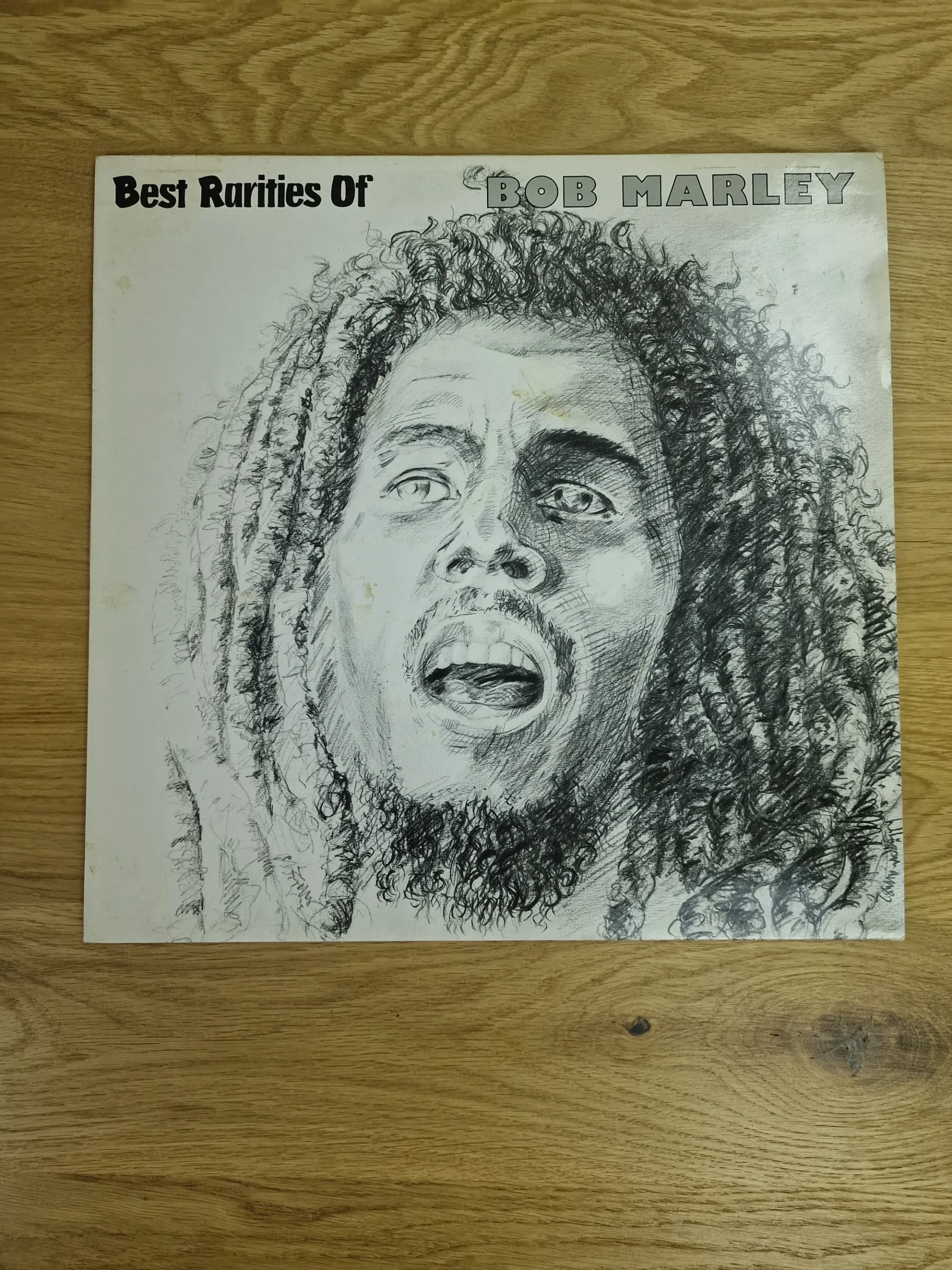 Vorderseite der Vinyl-Schallplatte Best Rarities Of Bob Marley mit gezeichnetem Porträt