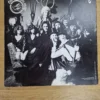Schwarz-Weiß-Rückseite der Frank Zander Vinyl-Hülle Wahnsinn mit Gruppenfoto im Halloween-Kostüm