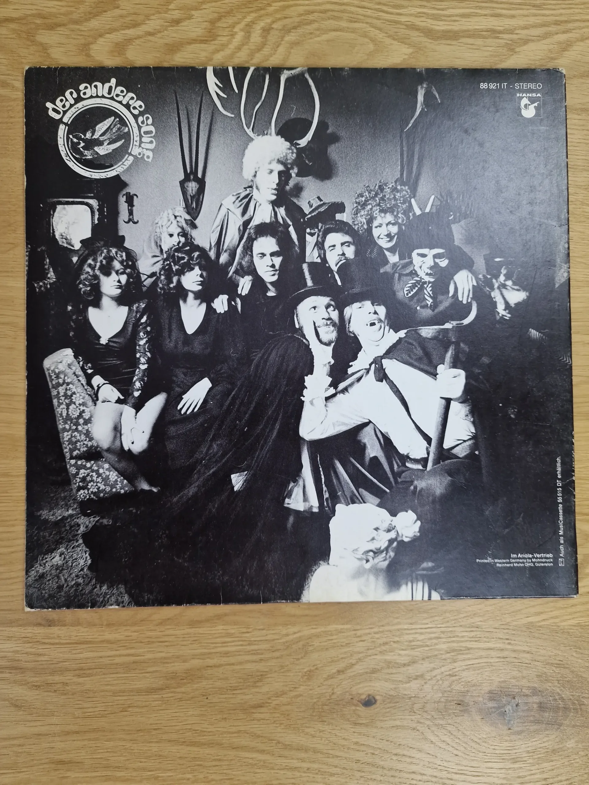Schwarz-Weiß-Rückseite der Frank Zander Vinyl-Hülle Wahnsinn mit Gruppenfoto im Halloween-Kostüm