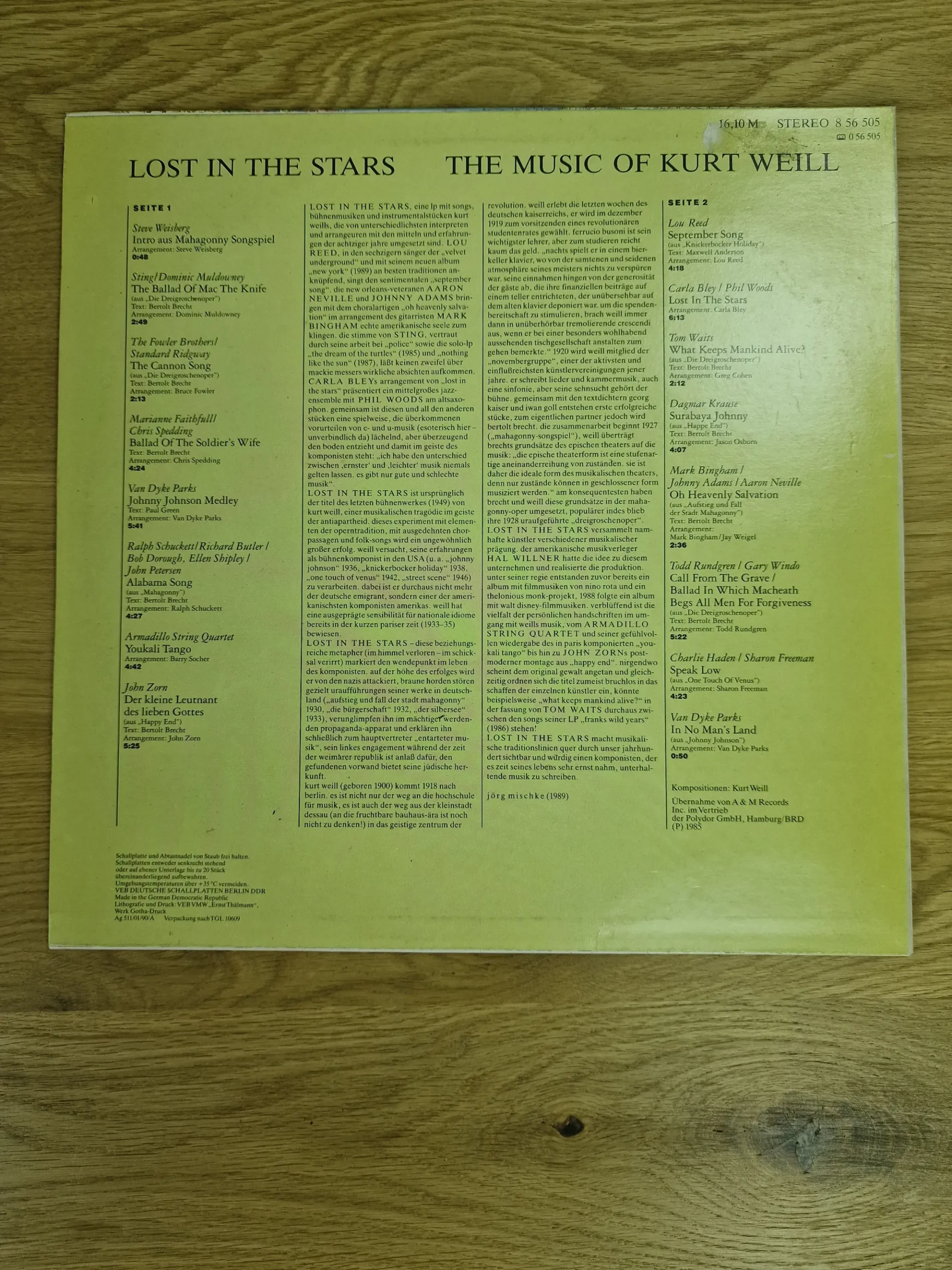 Rückseite des Vinyl-Albums Lost in the Stars mit vollständiger Titelliste und deutschen Linernotes