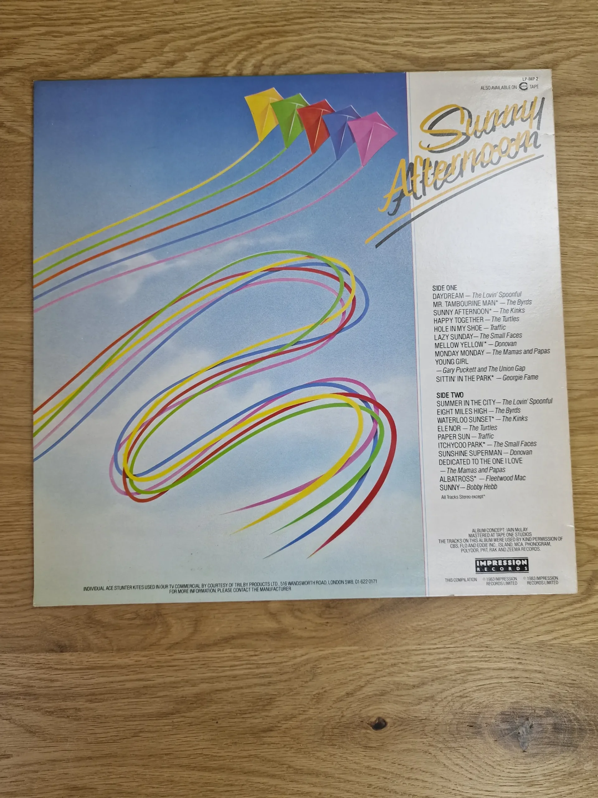 Rückseite der Vinyl LP Sunny Afternoon mit vollständiger Titelliste und Künstlerangaben