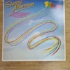 Vorderseite des Albumcovers der Vinyl LP Sunny Afternoon 20 Summer Classics mit buntem Drachen-Motiv