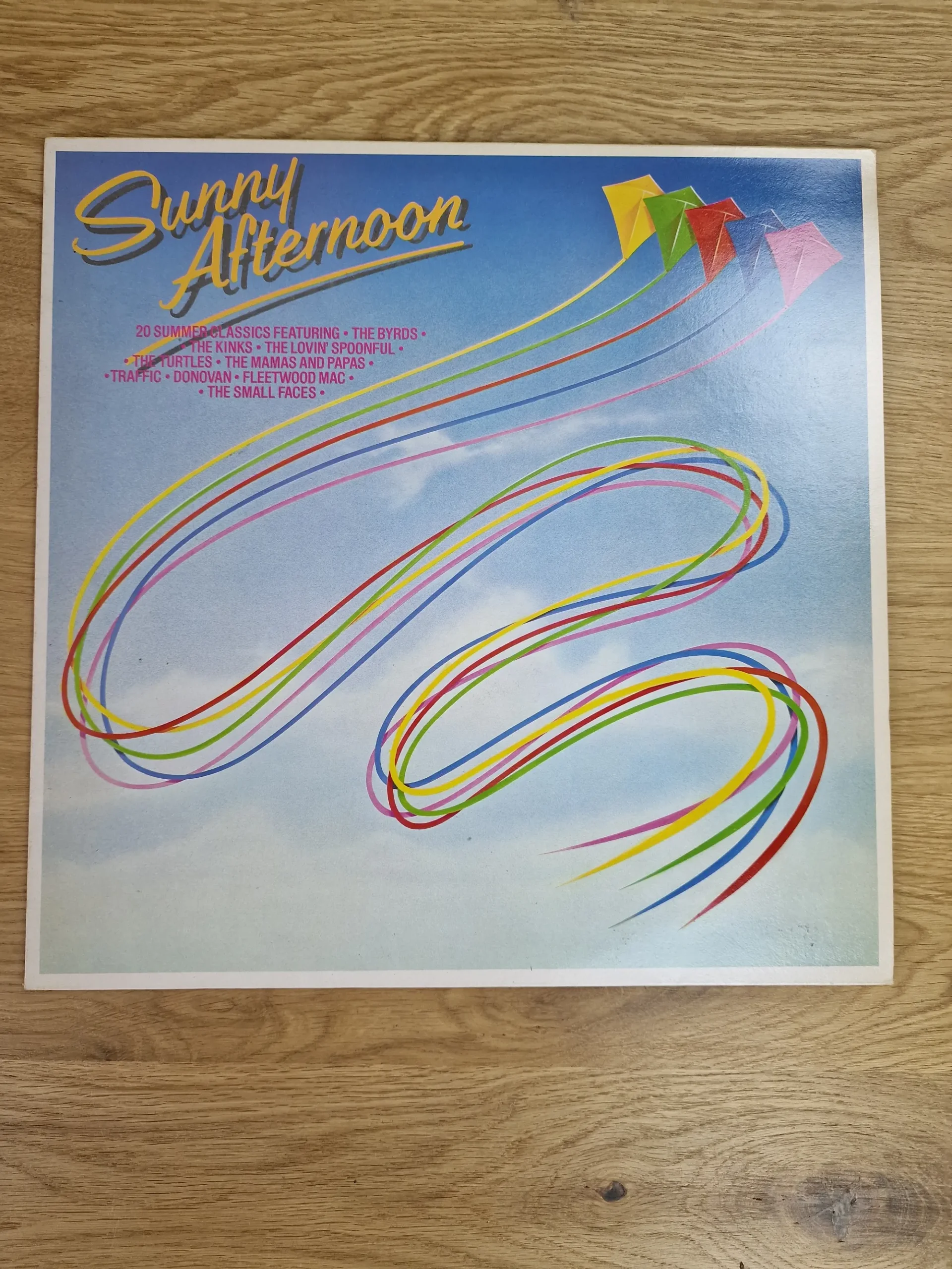 Vorderseite des Albumcovers der Vinyl LP Sunny Afternoon 20 Summer Classics mit buntem Drachen-Motiv