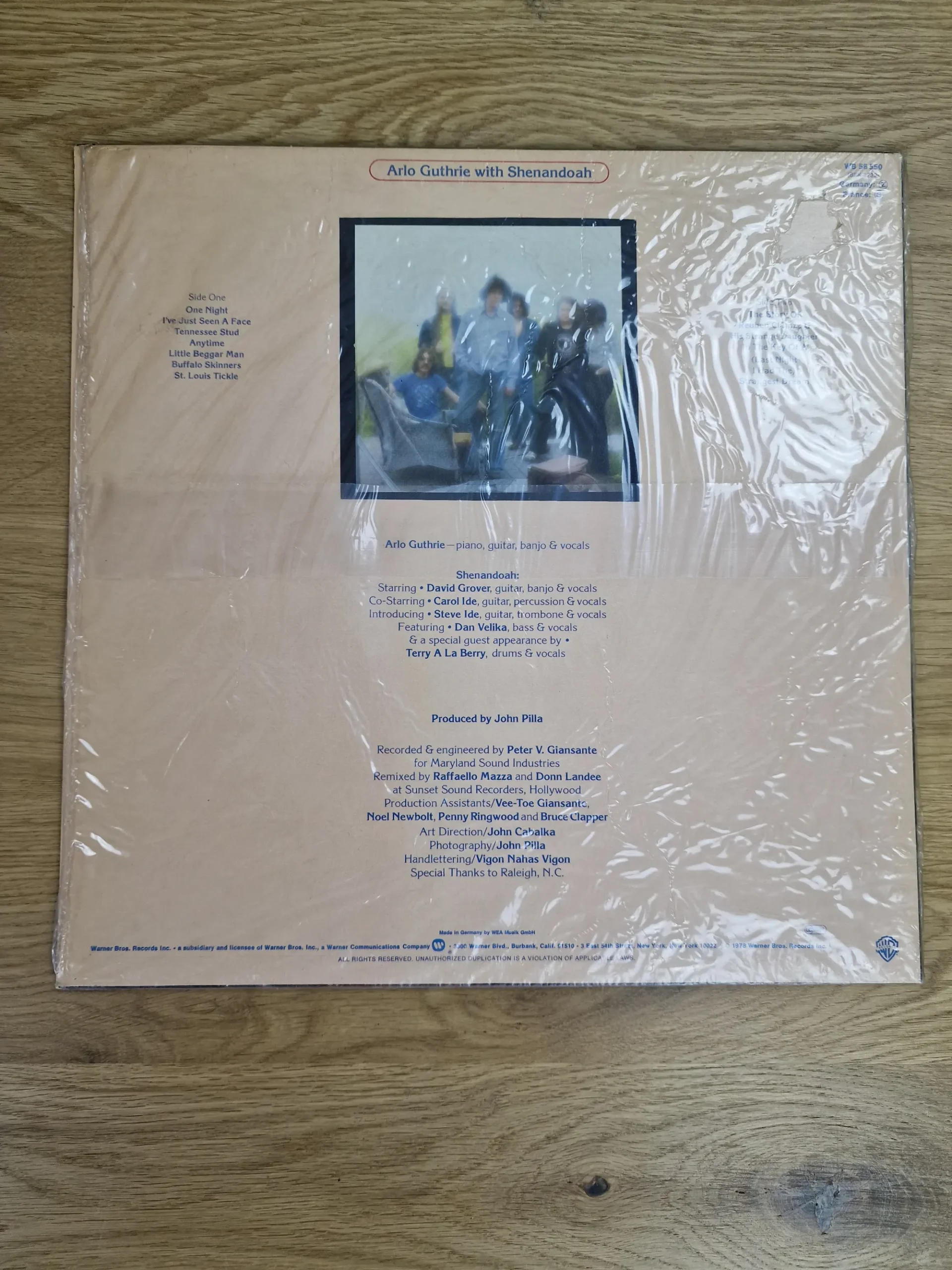 Rückseite des Vinyl-Sleeves One Night von Arlo Guthrie mit Shenandoah inklusive Tracklist