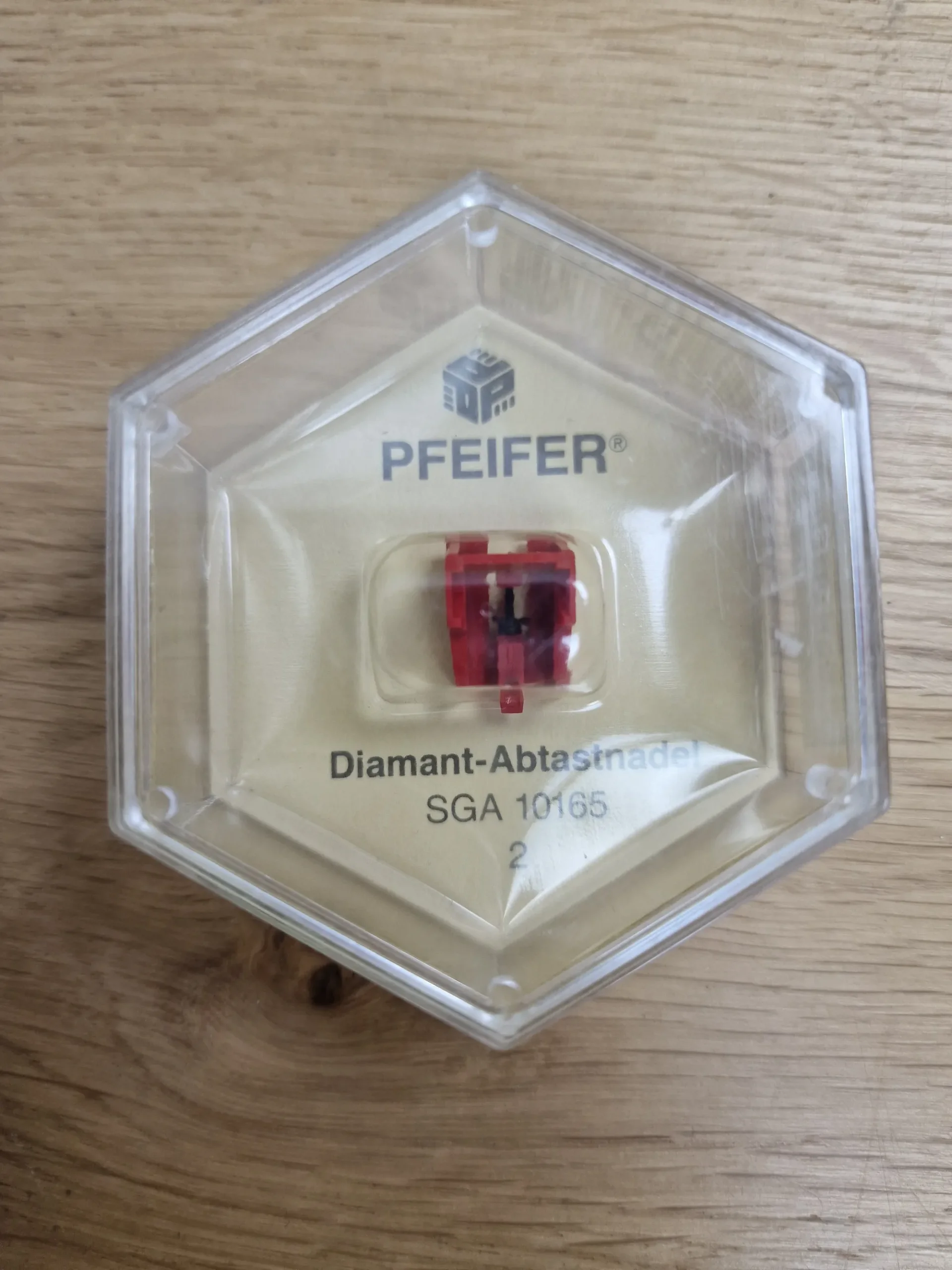 PFEIFER Diamant-Abtastnadel SGA 10165 in rotem Gehäuse in transparenter Hexagon-Verpackung