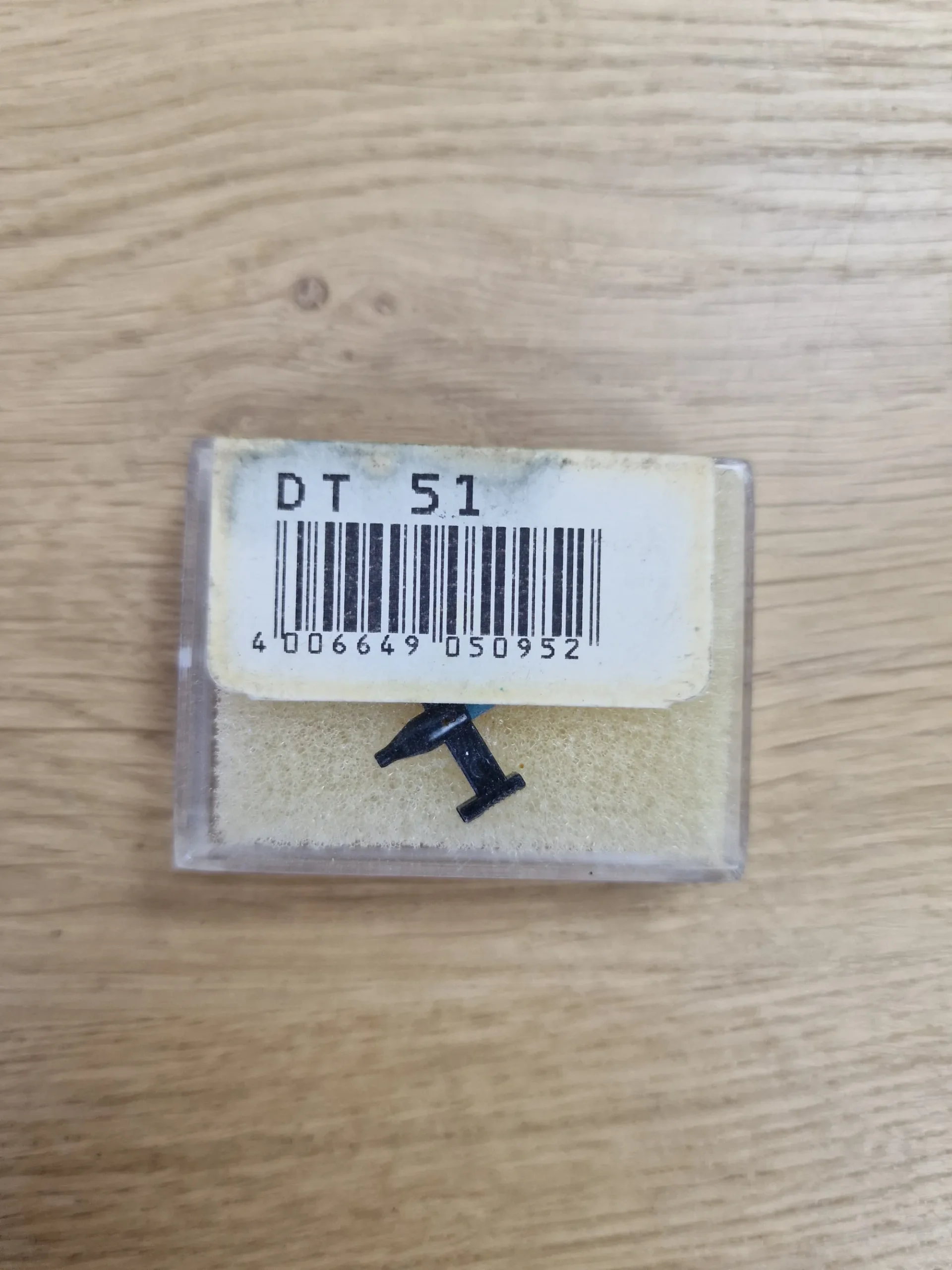 Plattenspieler Ersatznadel DT 51 in Schutzbox mit Barcode